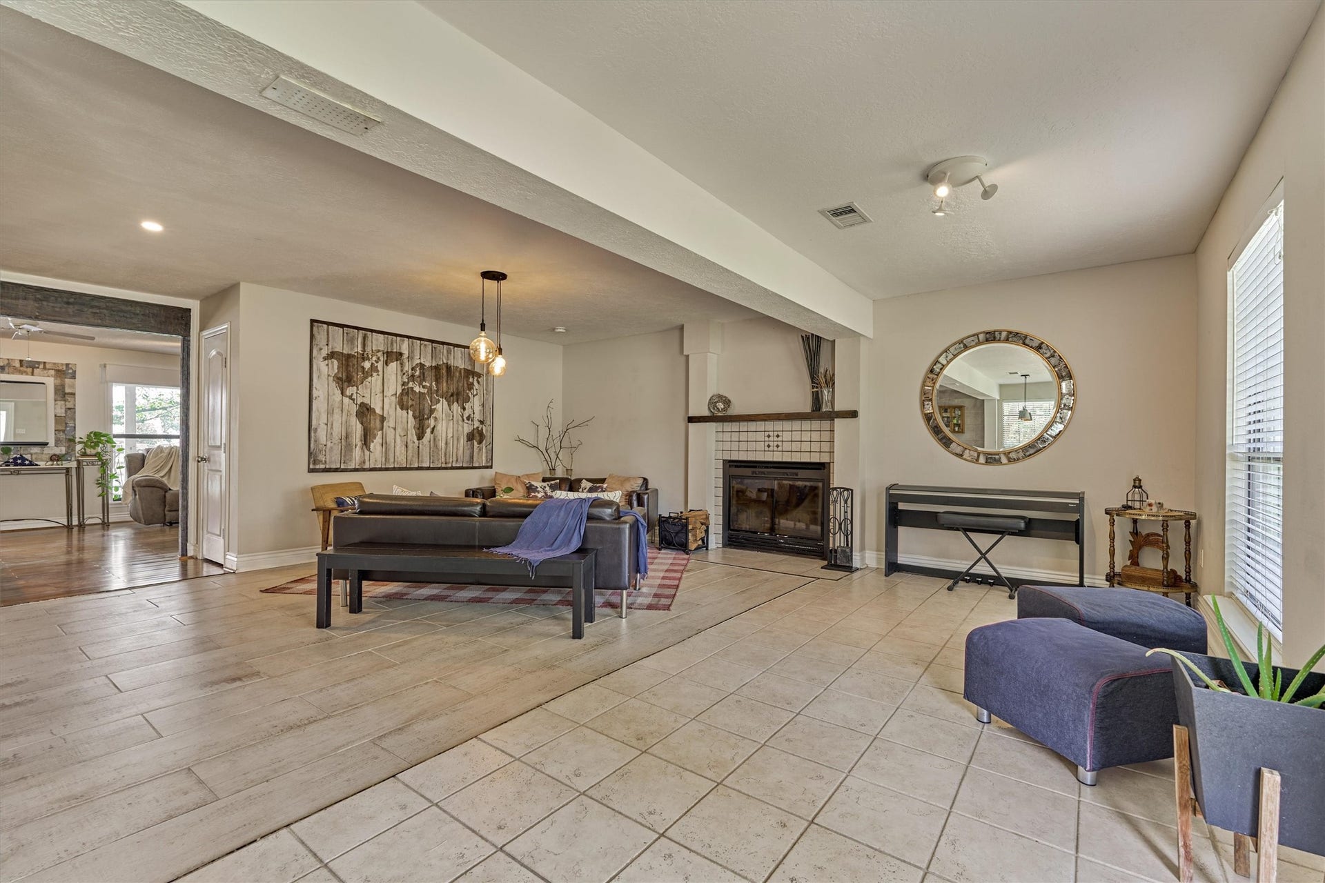 438 Lazy Lane, Montgomery, TX 77356 Across the foyer the formal living area offers flexibility for all your furniture needs.