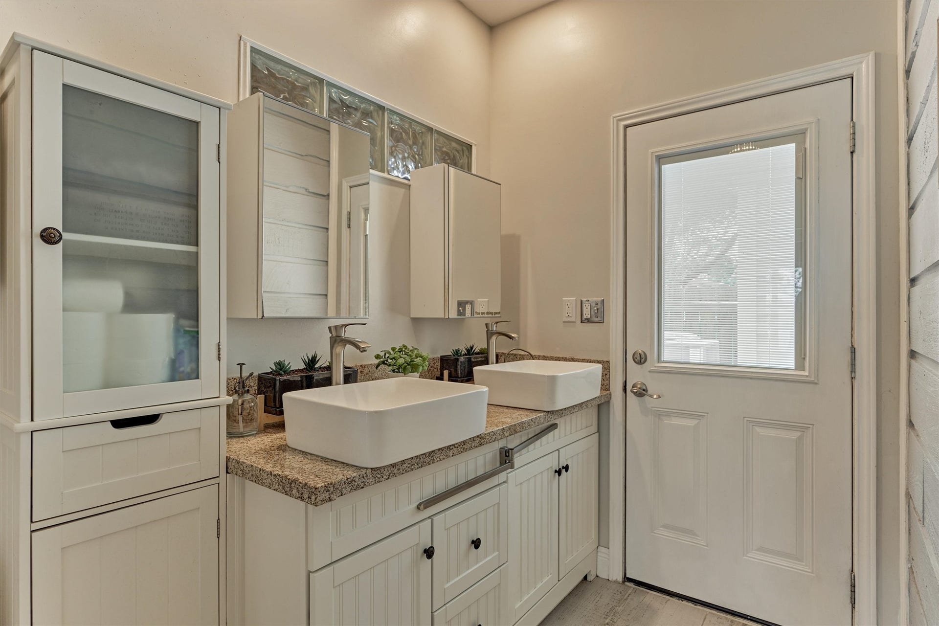 438 Lazy Lane, Montgomery, TX 77356 Double vanities provide ample space for daily routines.