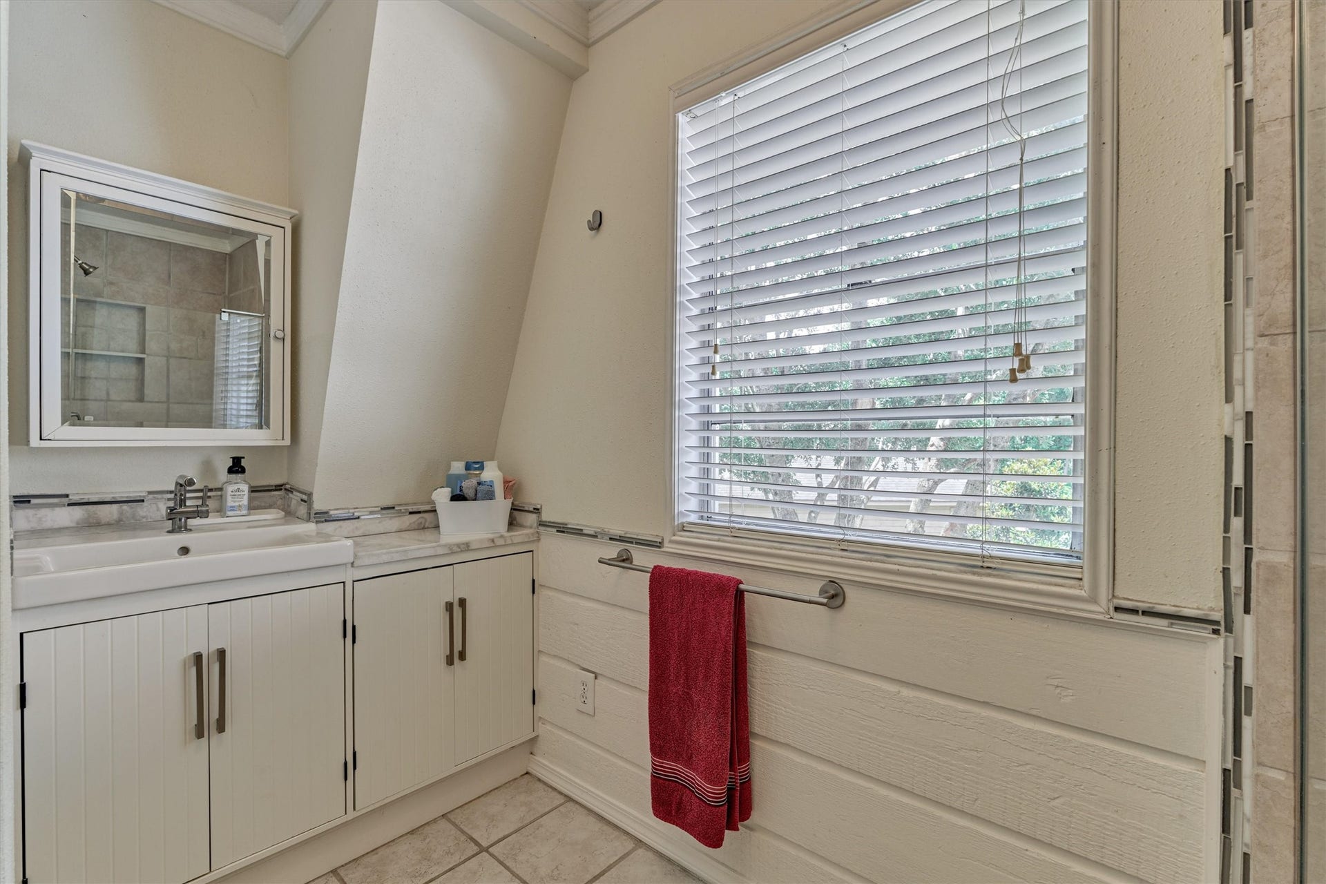 438 Lazy Lane, Montgomery, TX 77356 And ensuite bath.