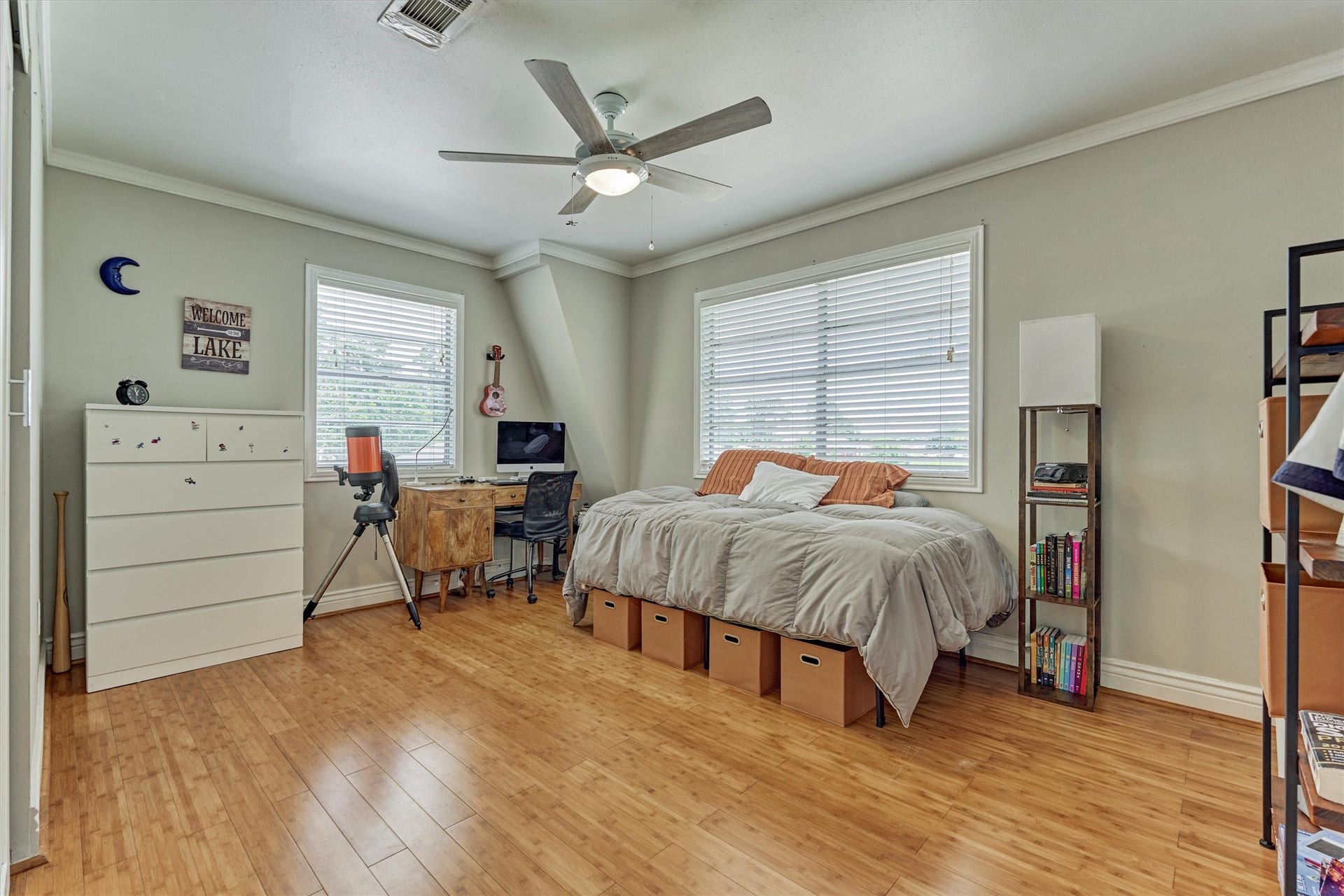 438 Lazy Lane, Montgomery, TX 77356 These thoughtfully designed rooms offer comfortable accomodations.