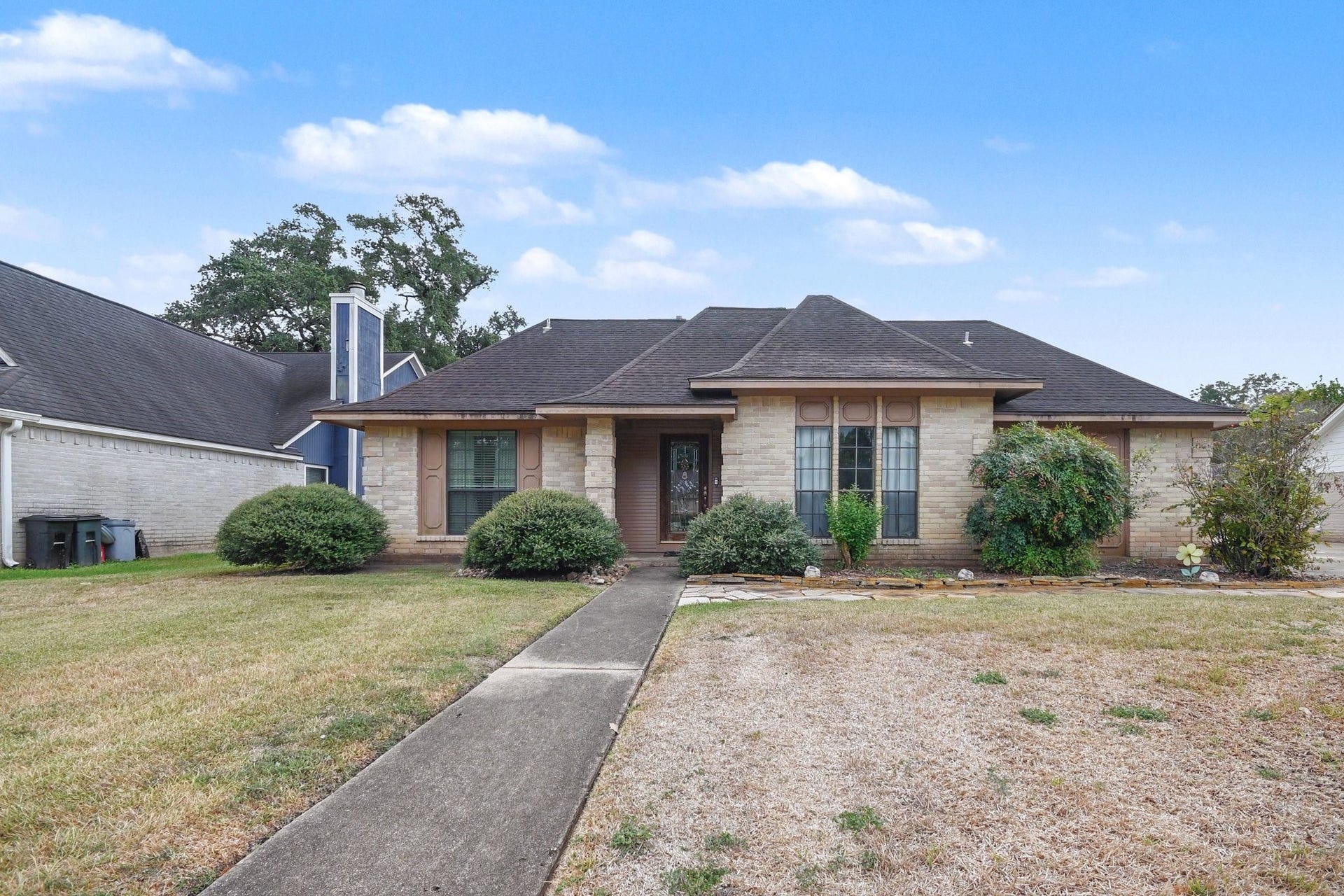 112 Raintree Lane, Lake Jackson, TX 77566