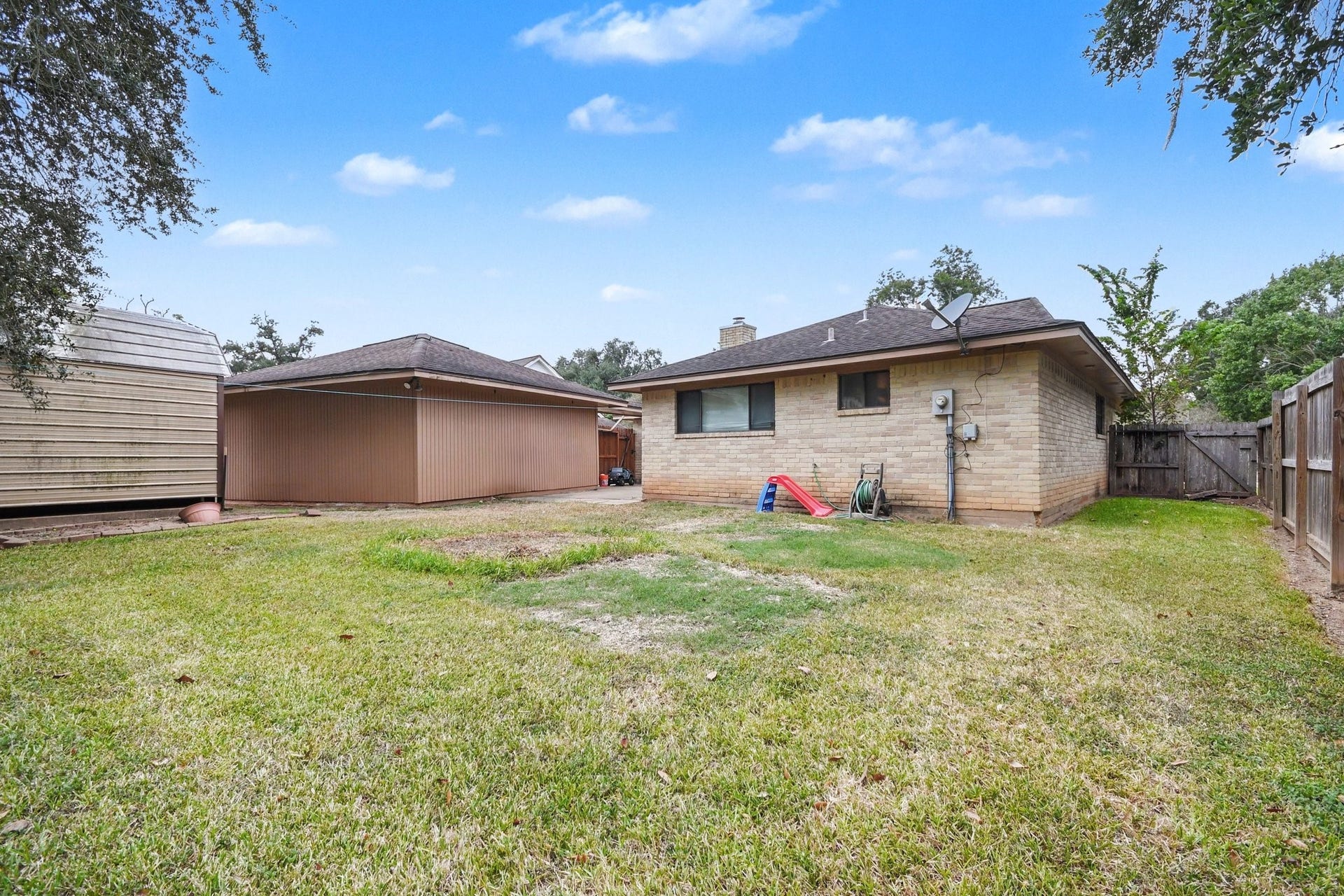 112 Raintree Lane, Lake Jackson, TX 77566