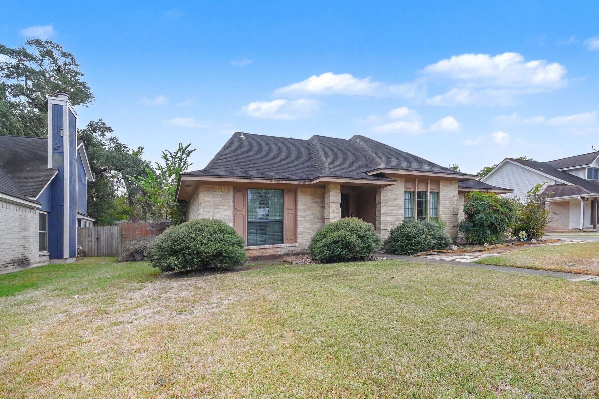 112 Raintree Lane, Lake Jackson, TX 77566