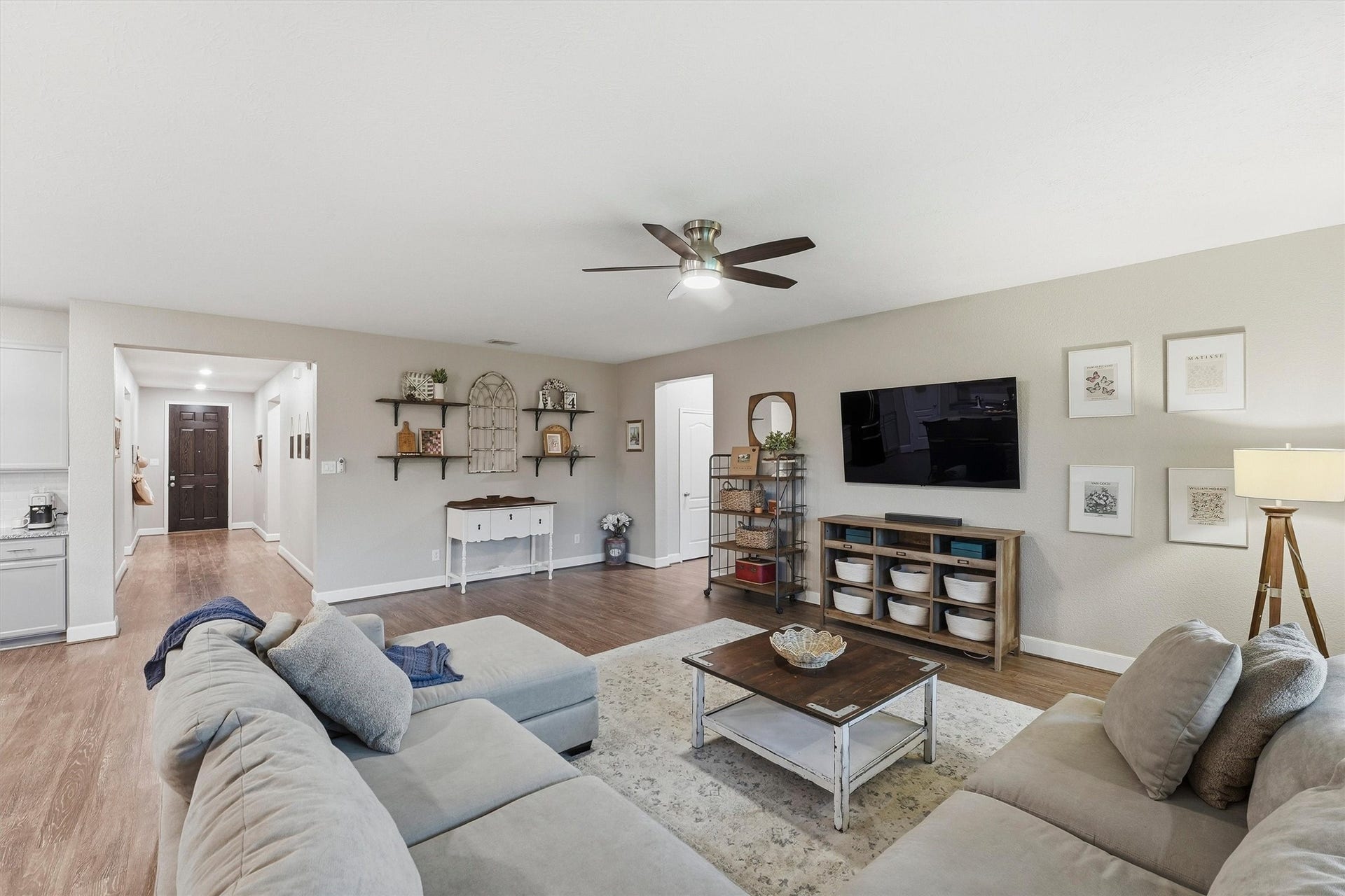 3502 Saxton Green Rd Road, Pearland, TX 77584 Gather with family and friends in this welcoming living room designed for both relaxation and entertaining.