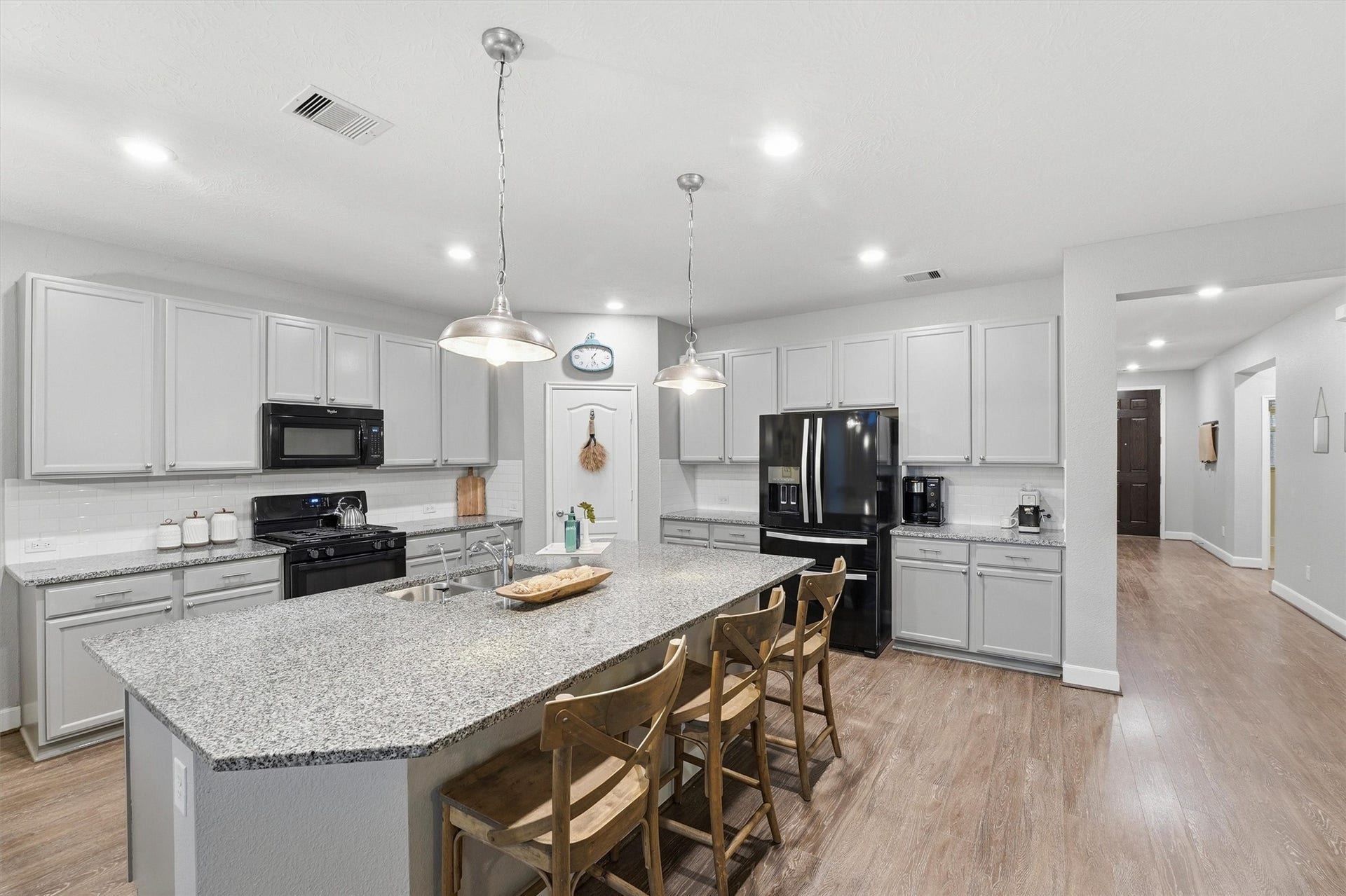 3502 Saxton Green Rd Road, Pearland, TX 77584 This giant island with sink faces the living room. Great for conversation, no one ever has to feel left out!