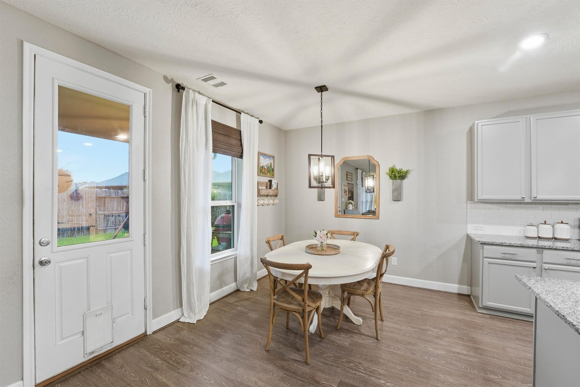 3502 Saxton Green Rd Road, Pearland, TX 77584 Perfect dining area for quiet mornings and evenings with a view of the backyard.