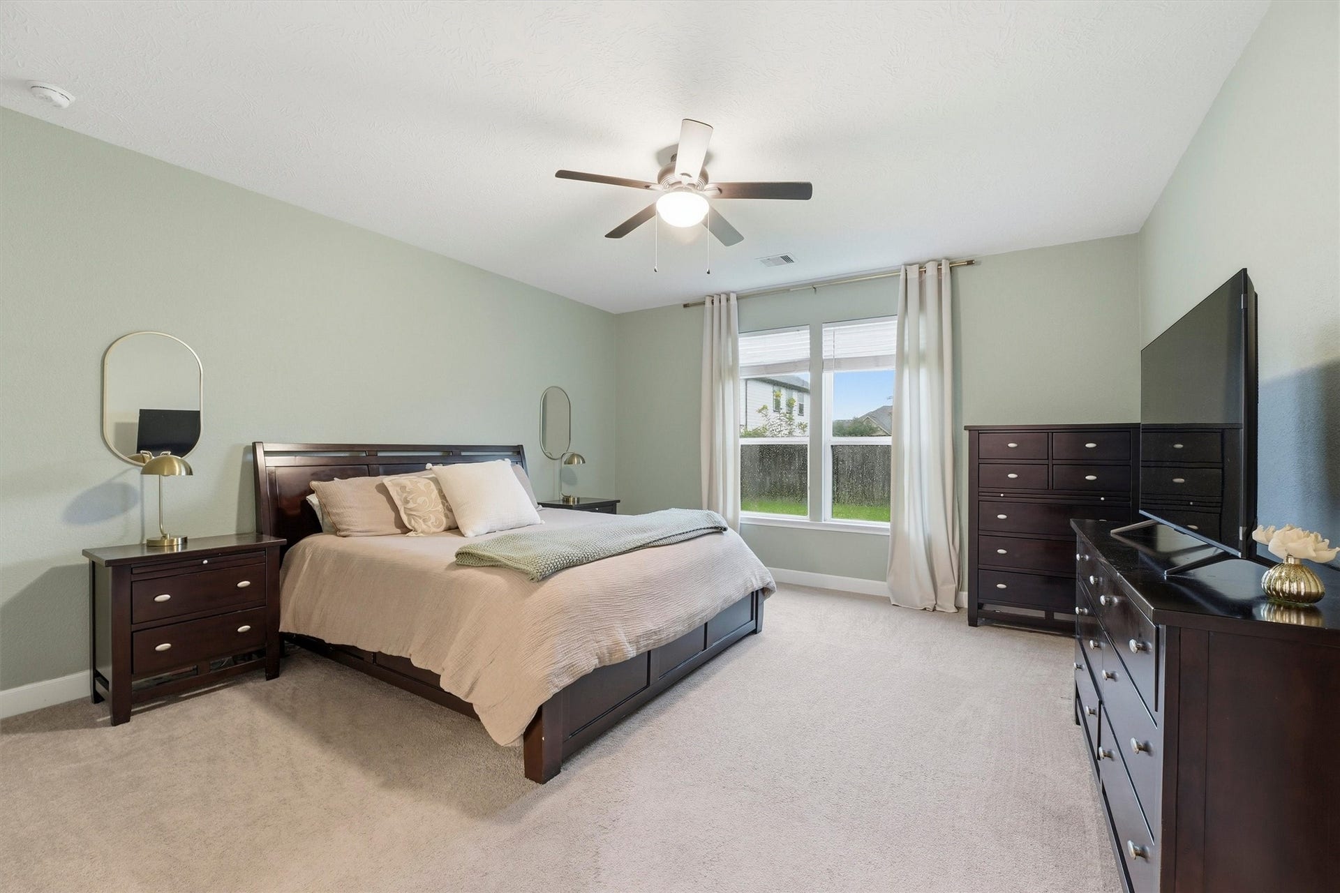 3502 Saxton Green Rd Road, Pearland, TX 77584 Light-filled primary bedroom offering a comfortable layout and generous room for furnishings.
