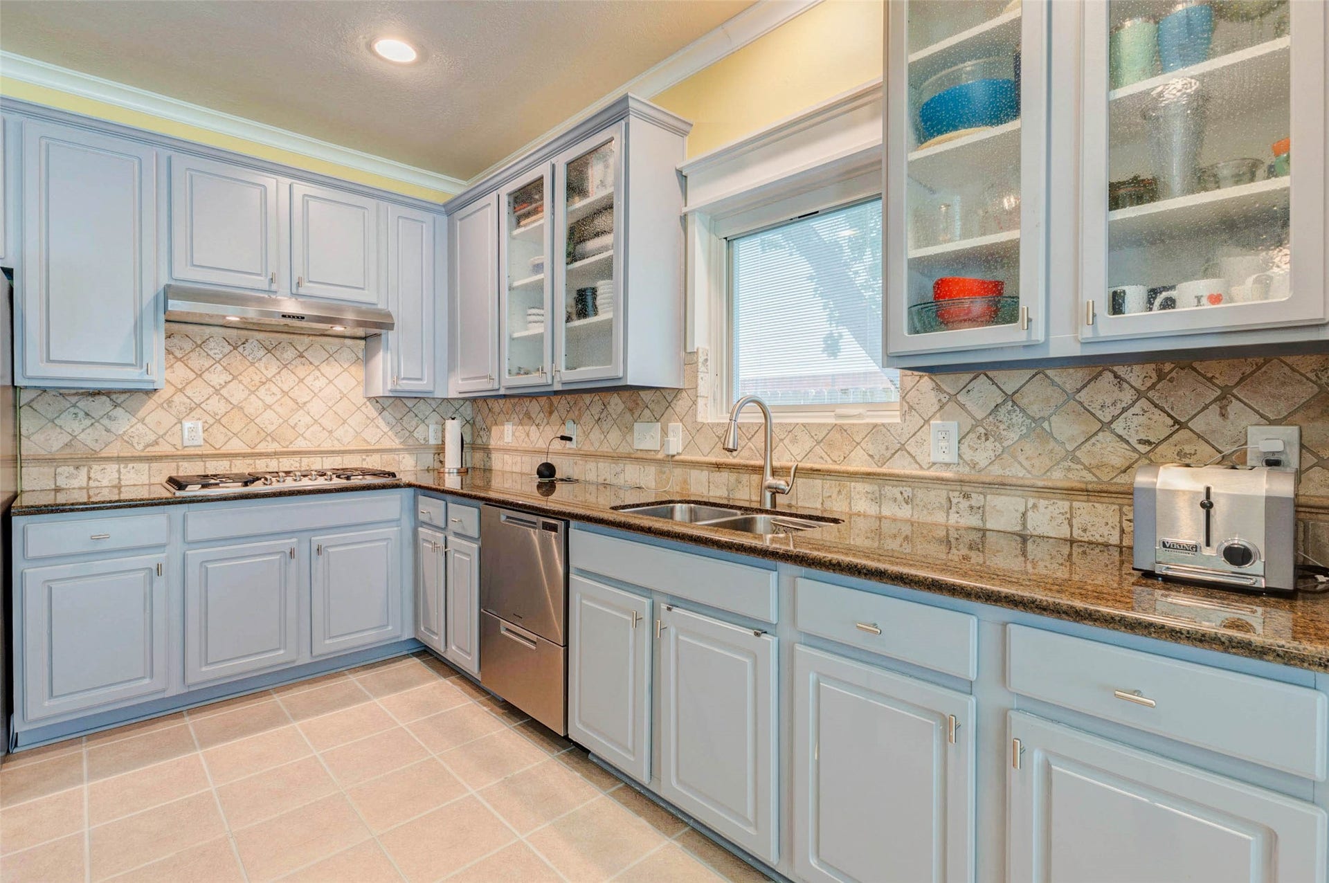 17311 Pikes Peek Court, Tomball, TX 77377 Gas cooktop that vents out