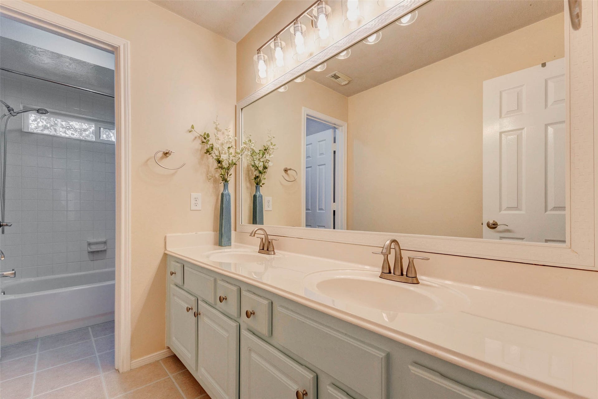 17311 Pikes Peek Court, Tomball, TX 77377 2nd full bathroom with 2 sinks on the 2nd floor