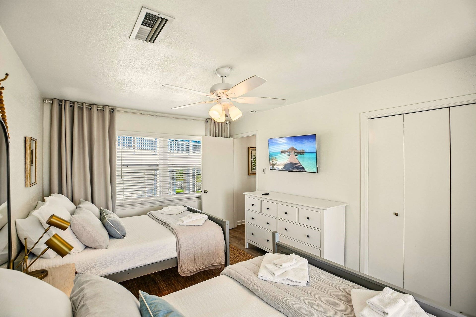 4230 Pirates Drive, Galveston, TX 77554 4230 Pirates Drive, Galveston, TX 77554