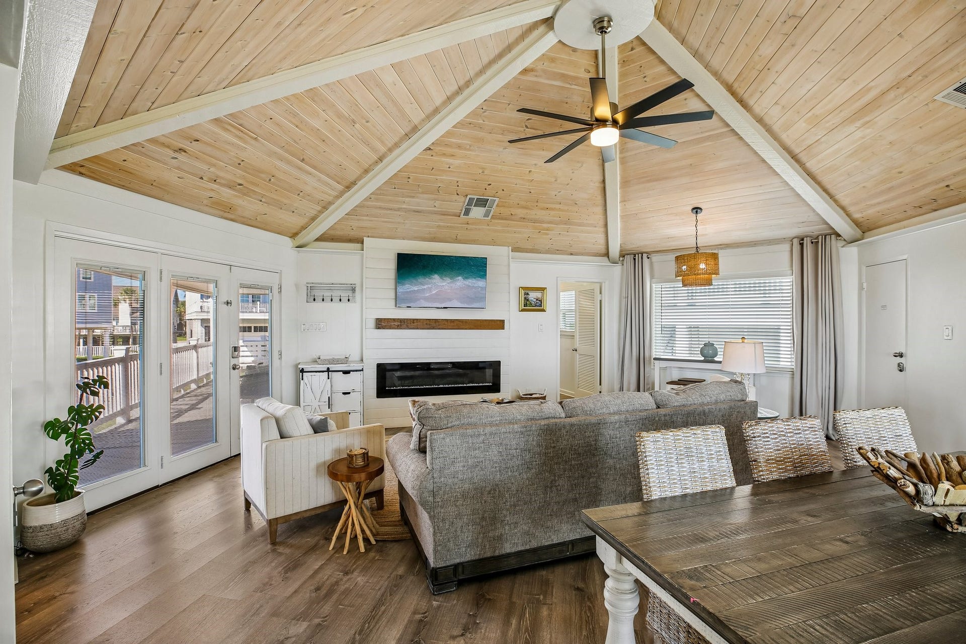 4230 Pirates Drive, Galveston, TX 77554 4230 Pirates Drive, Galveston, TX 77554