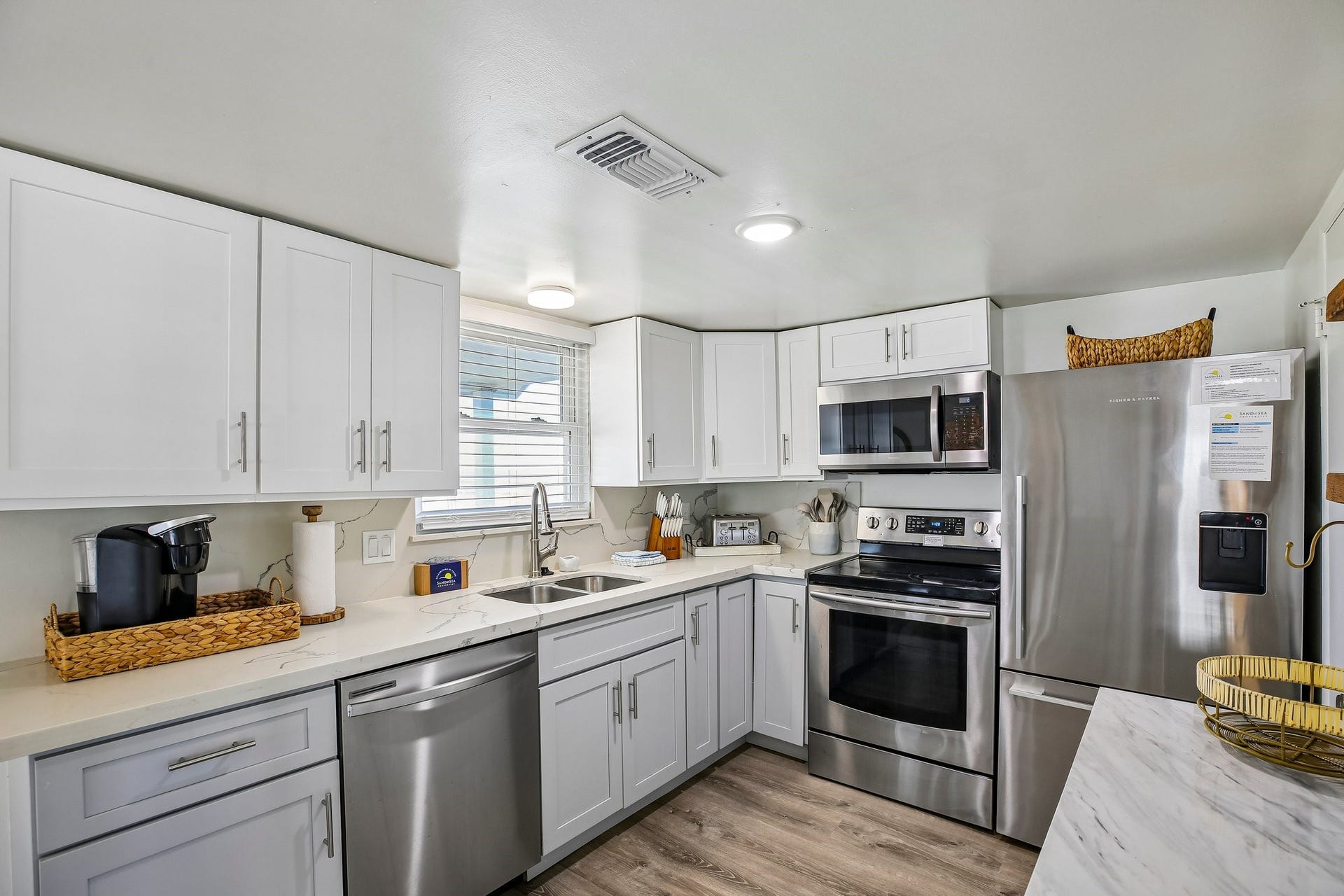 4230 Pirates Drive, Galveston, TX 77554 4230 Pirates Drive, Galveston, TX 77554