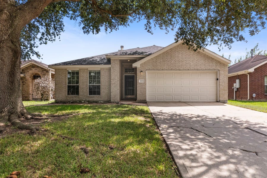 Property photo for 1815 Sherwood Forest Circle, League City, TX