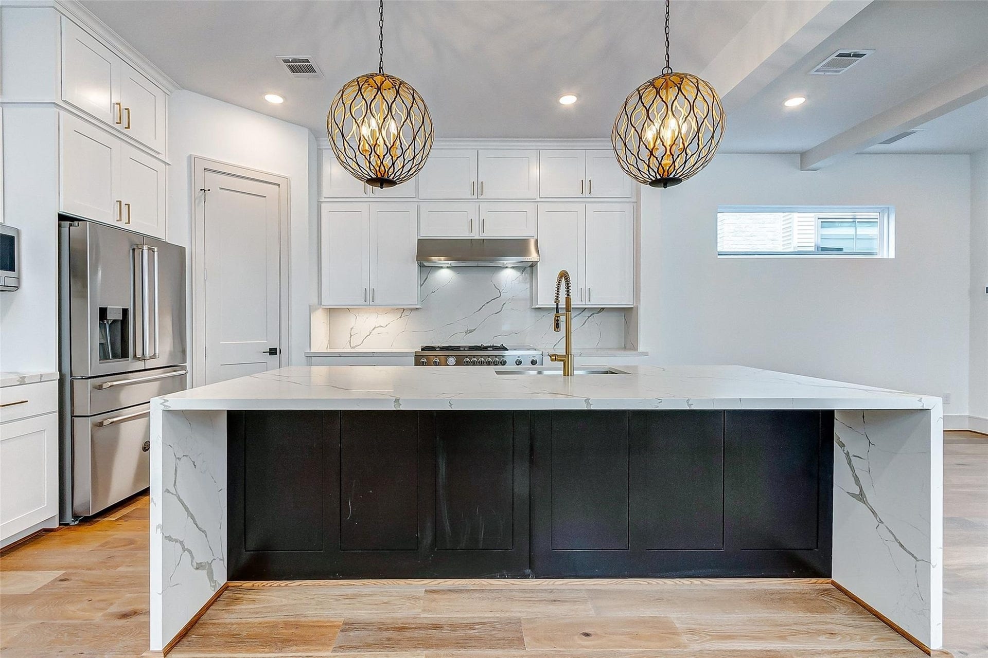 605 E 26th A Street, Houston, TX 77008 Extremely spacious breakfast bar/island that can accommodate your friends and family. Perfect for entertaining!