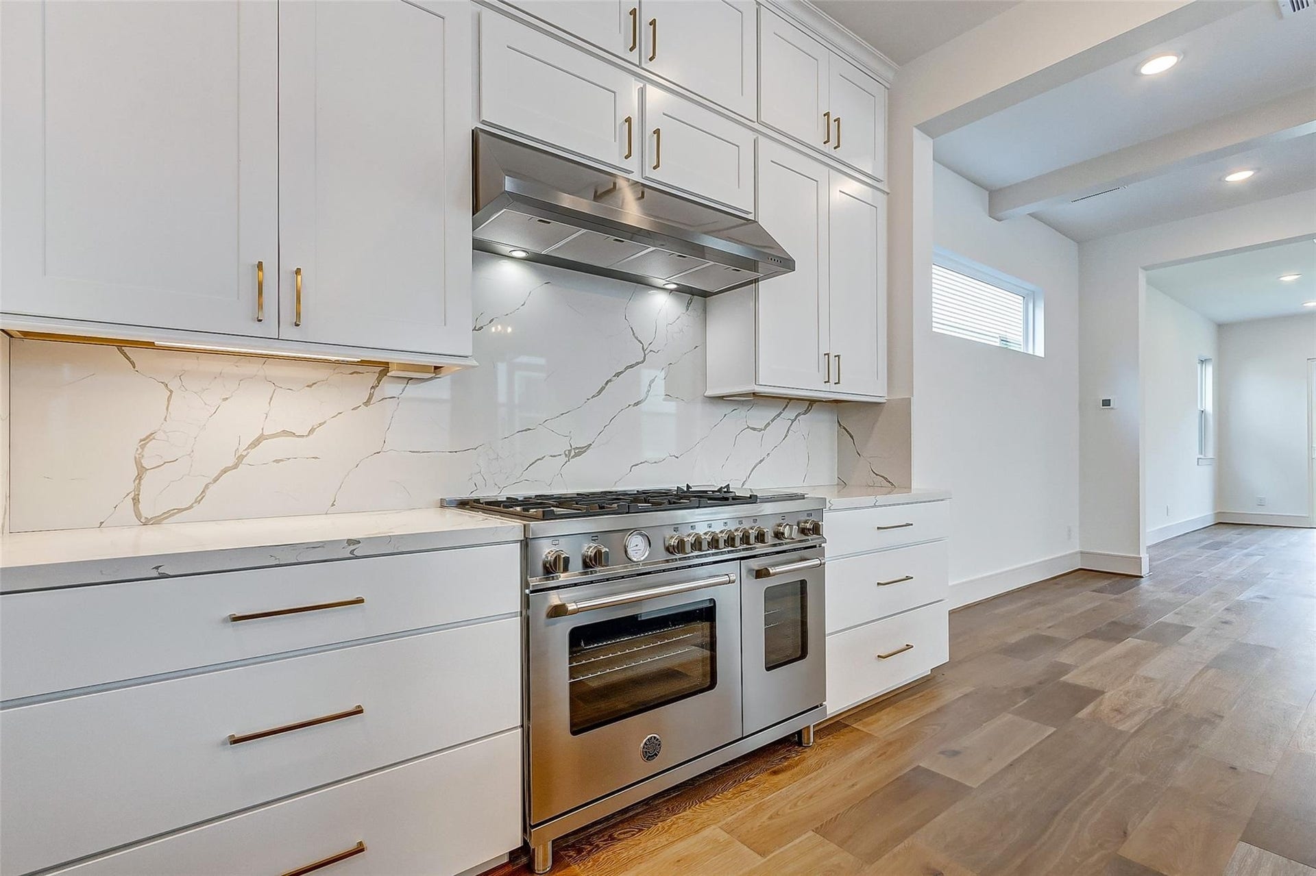 605 E 26th A Street, Houston, TX 77008 A 6 burner high end gas range and double oven. A culinary enthusiasts dream!