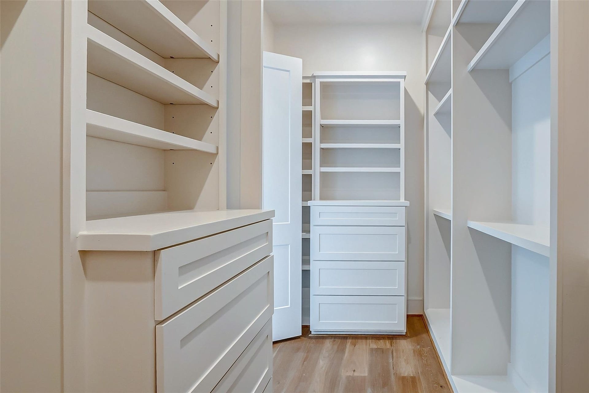 605 E 26th A Street, Houston, TX 77008 Grand walk in closet with custom built-ins and plenty of storage space for any wardrobe.