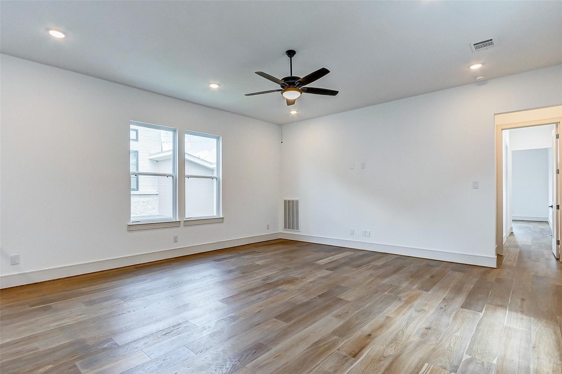 605 E 26th A Street, Houston, TX 77008 Upstairs you will find a generously sized game room with a ceiling fan and a window providing natural light. The possibilities for this room are endless!