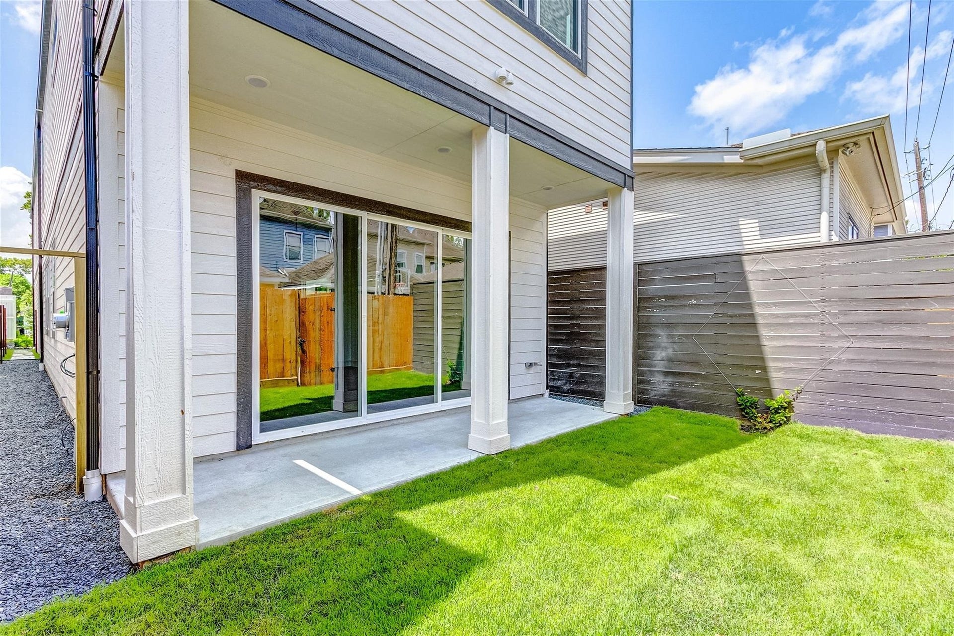 605 E 26th A Street, Houston, TX 77008 Charming backyard space with a covered patio, perfect for relaxing outdoors, having a BBQ, entertaining, or just enjoying the morning with a fresh cup of coffee. Includes a sprinkler system and privacy fencing.