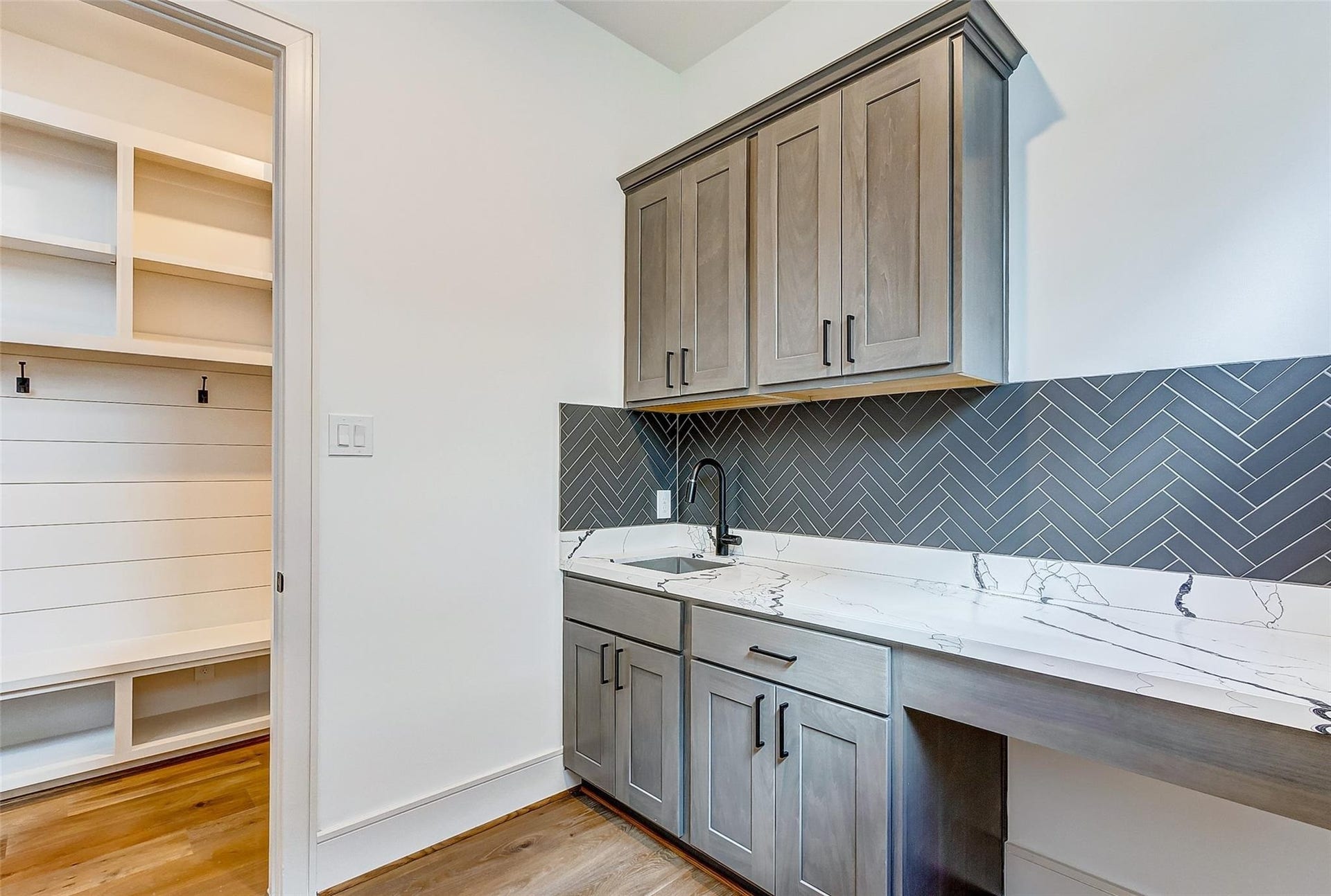 605 E 26th A Street, Houston, TX 77008 Laundry room seamlessly connected to the mud room.