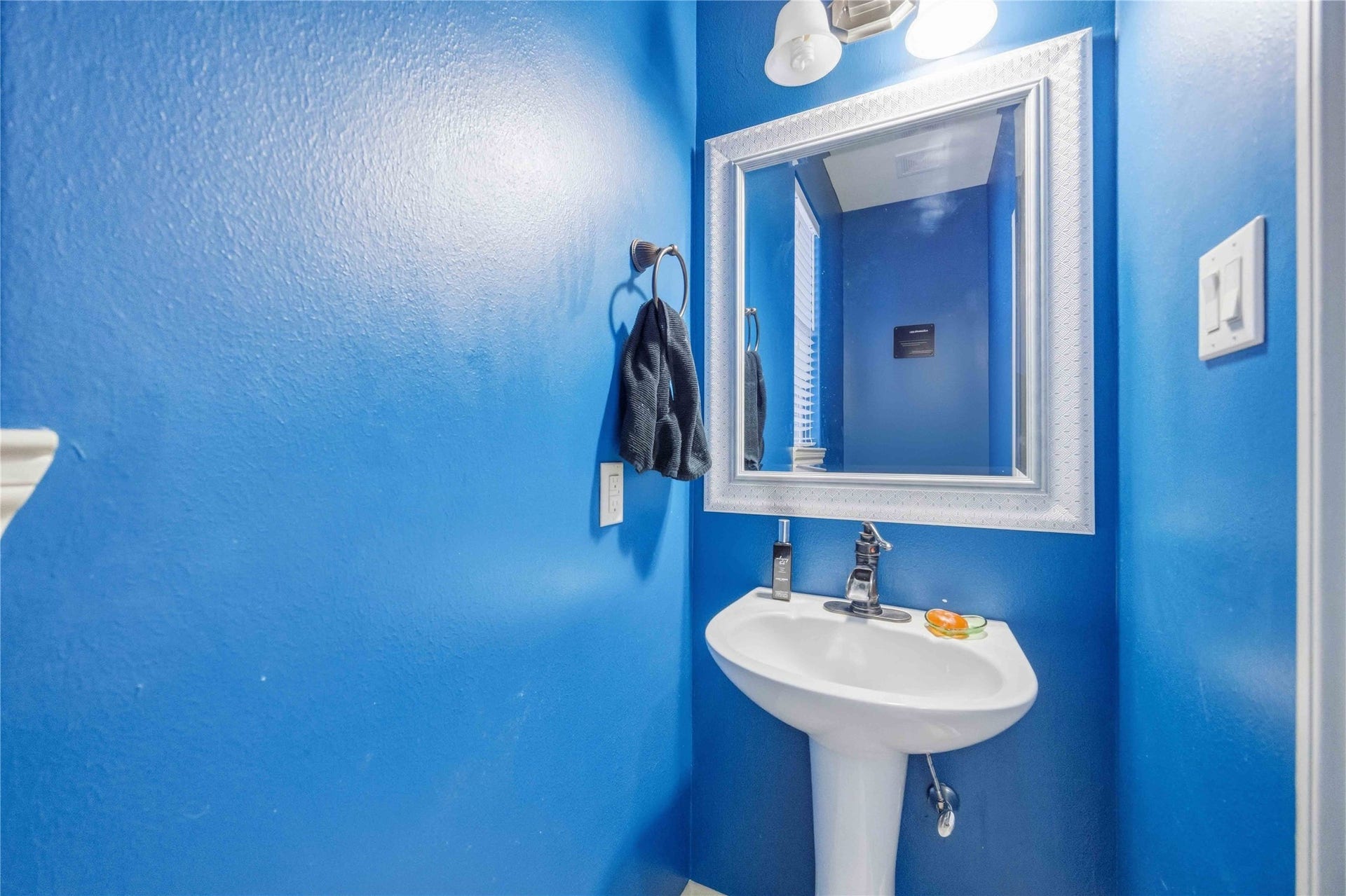 5524 Petty Street, Houston, TX 77007 Half bath conveniently located on 1st floor.