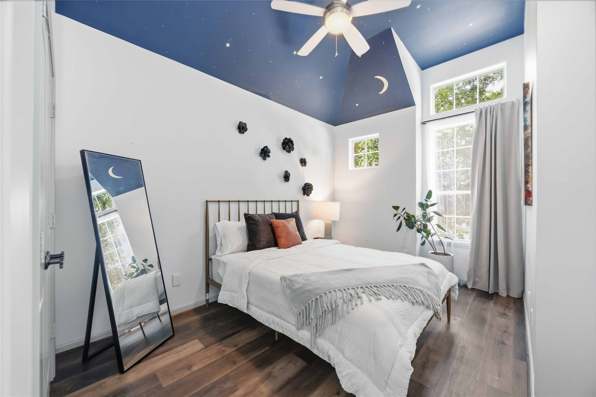 5524 Petty Street, Houston, TX 77007 Secondary bedrroom stars included