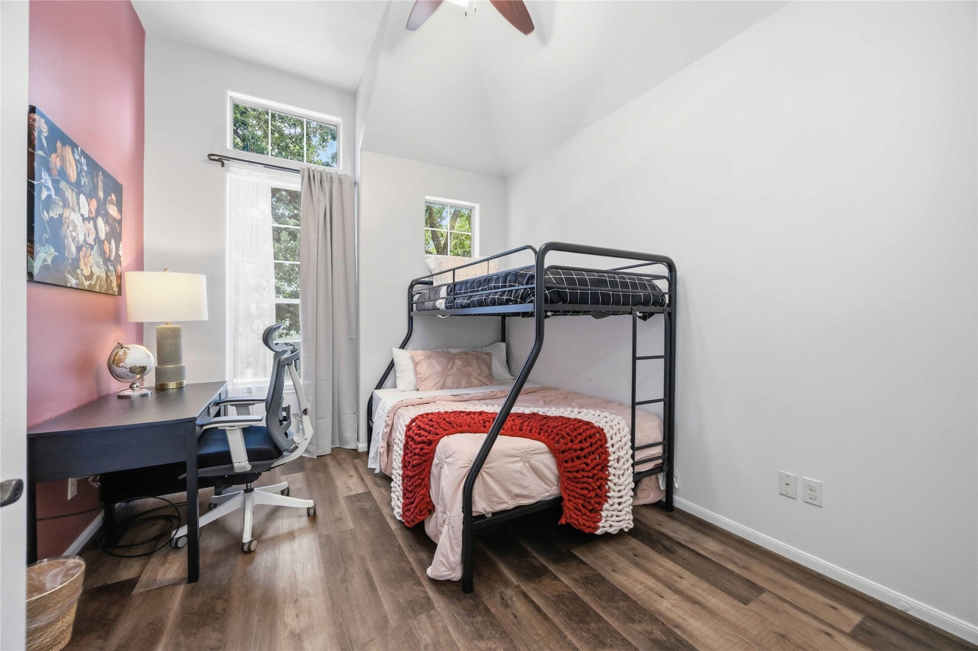 5524 Petty Street, Houston, TX 77007 Office or bedroom? Your choice!