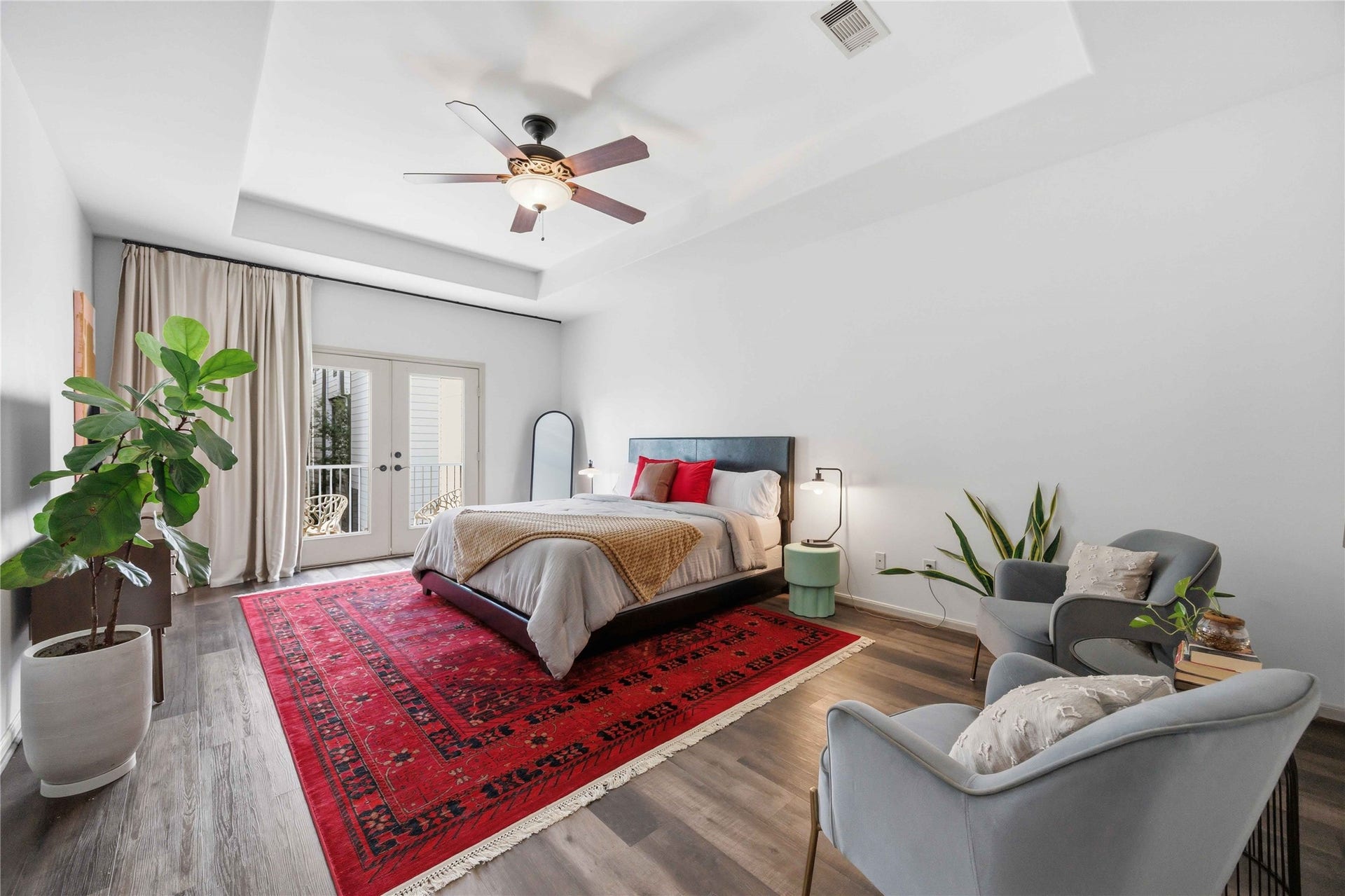 5524 Petty Street, Houston, TX 77007 Very spaceous and light filled primary bedroom