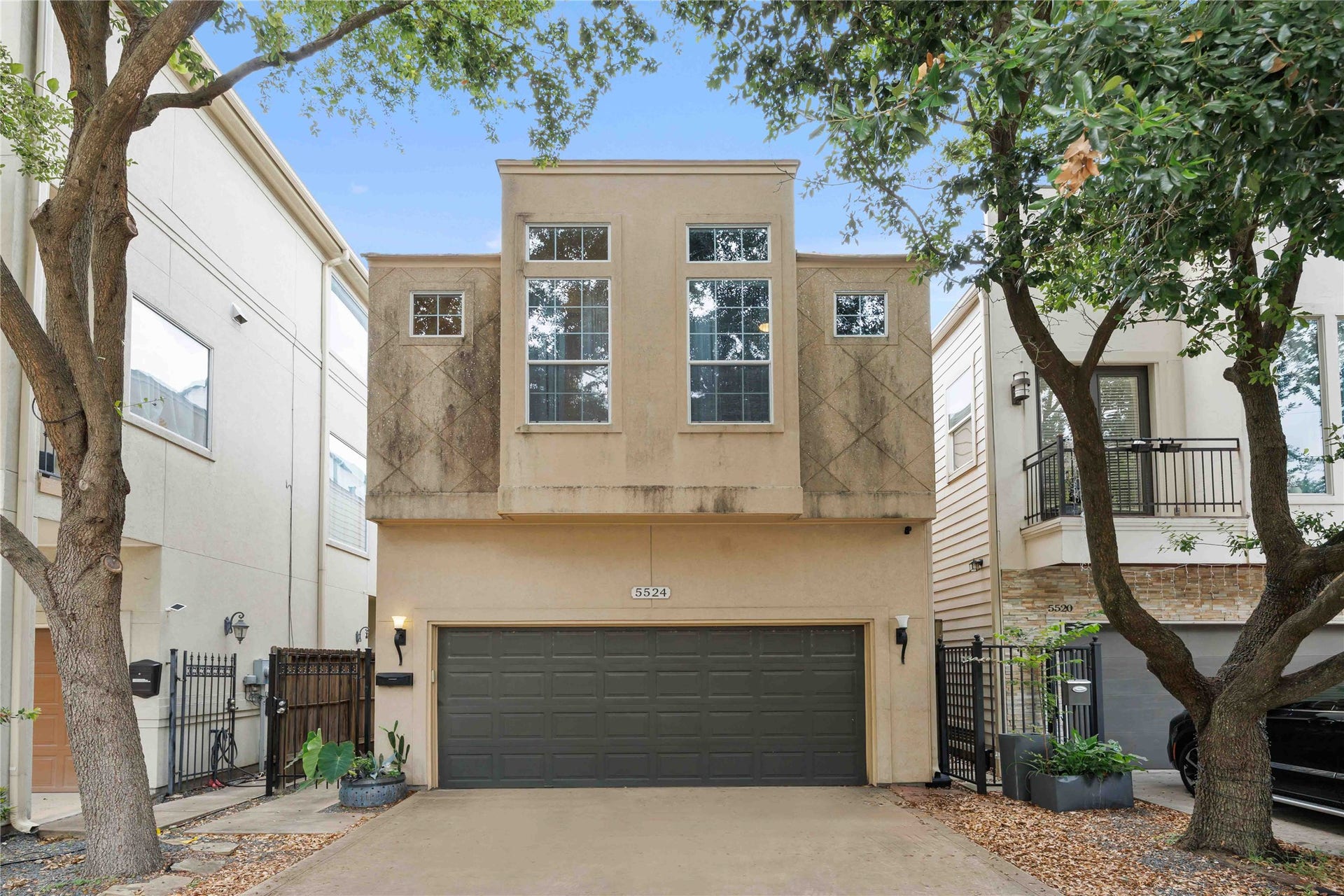 5524 Petty Street, Houston, TX 77007 Double wide driveway!