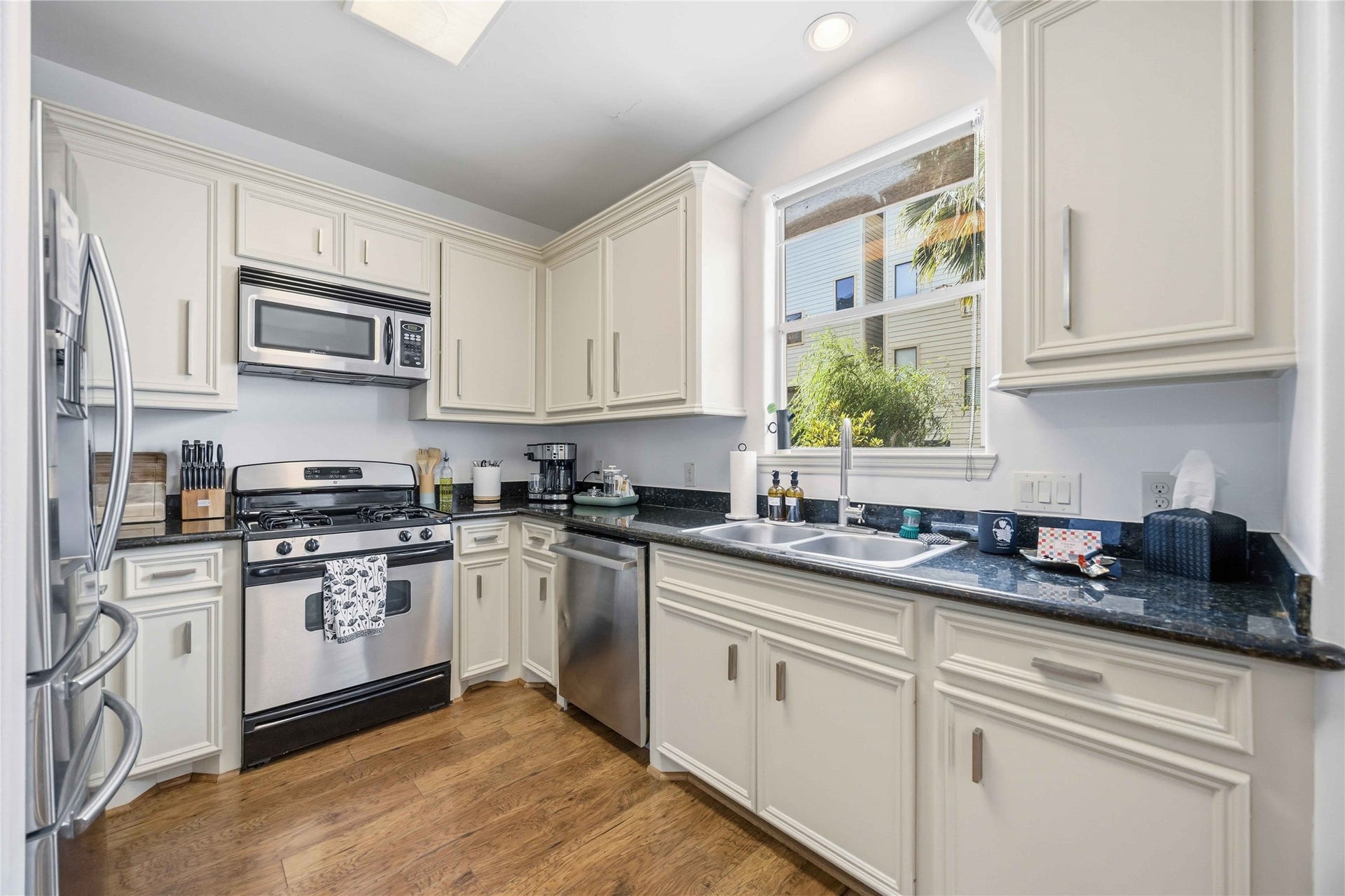 5524 Petty Street, Houston, TX 77007 Lovely kitchen with loads of storage space and SS appliances
