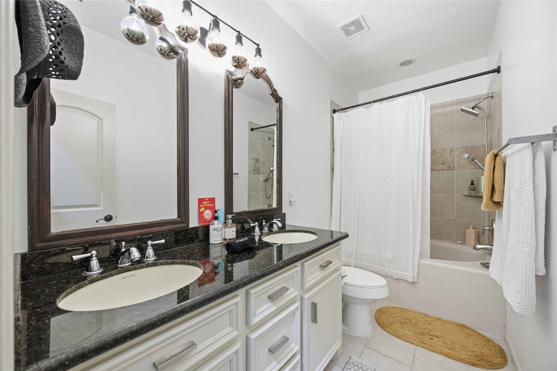 5524 Petty Street, Houston, TX 77007 Double sink in primary bathroom