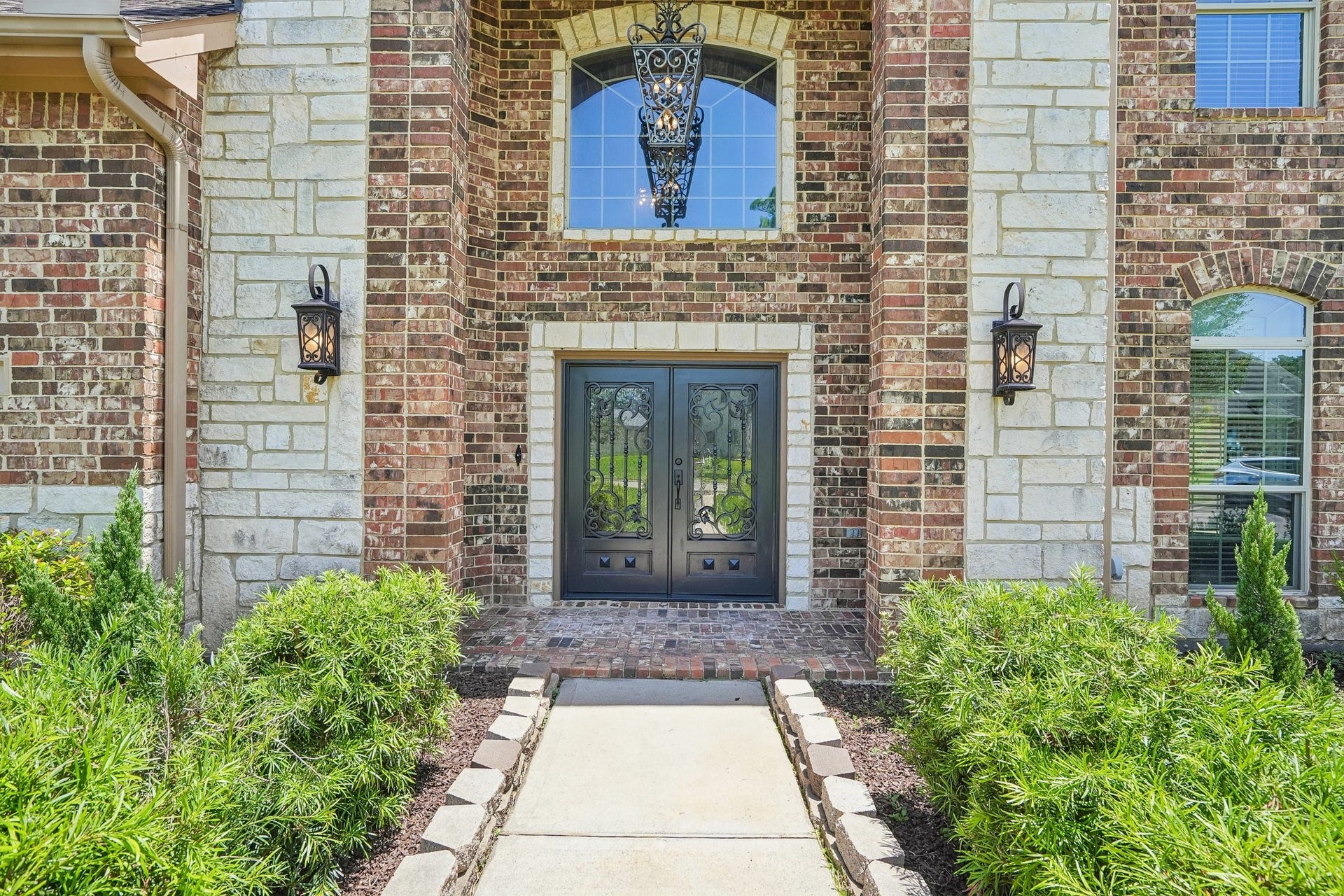 405 Old Orchard Drive, Dickinson, TX 77539 A grand entry greets you to welcome you home.