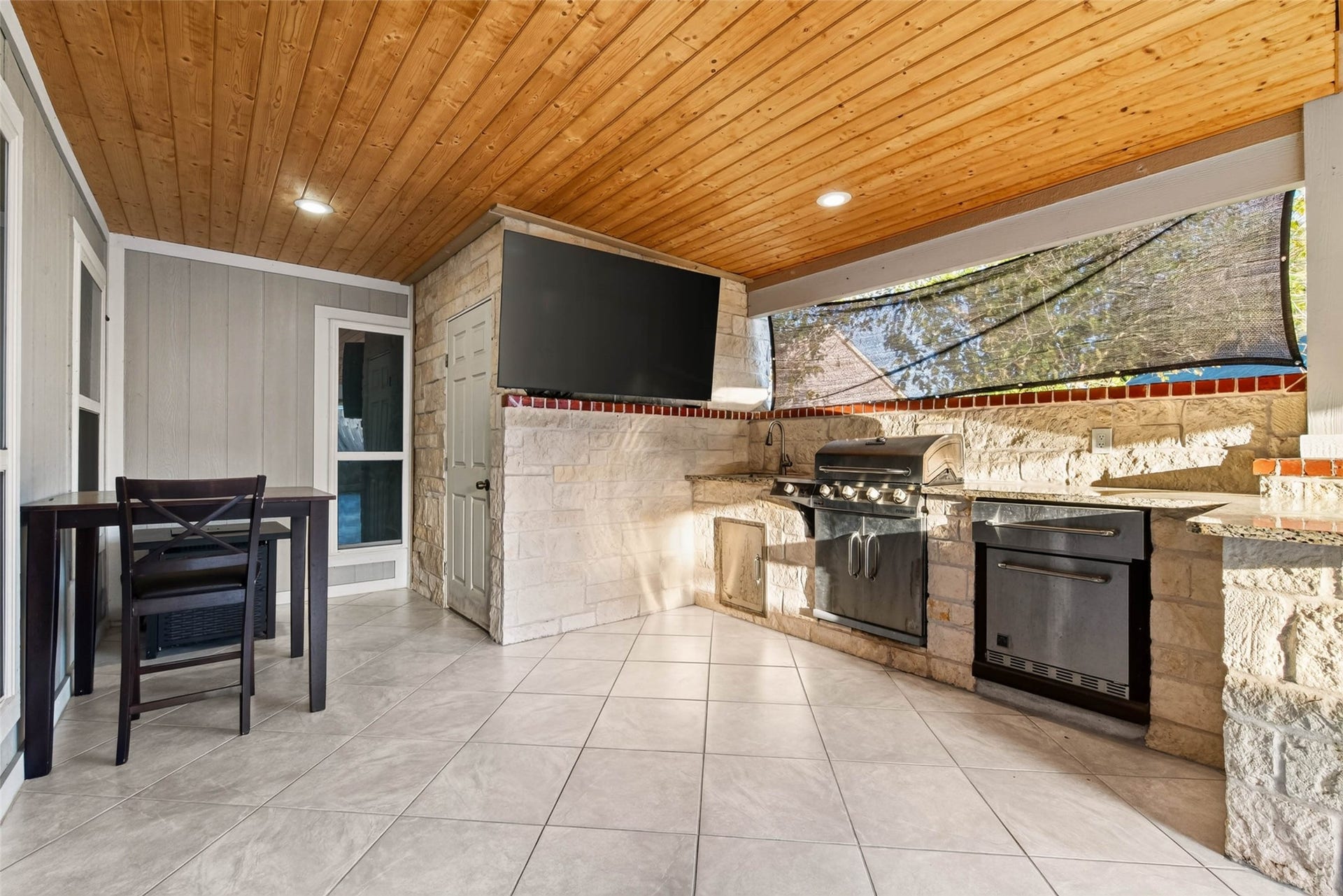 Outdoor kitchen perfect for weekends and entertaining family and friends.