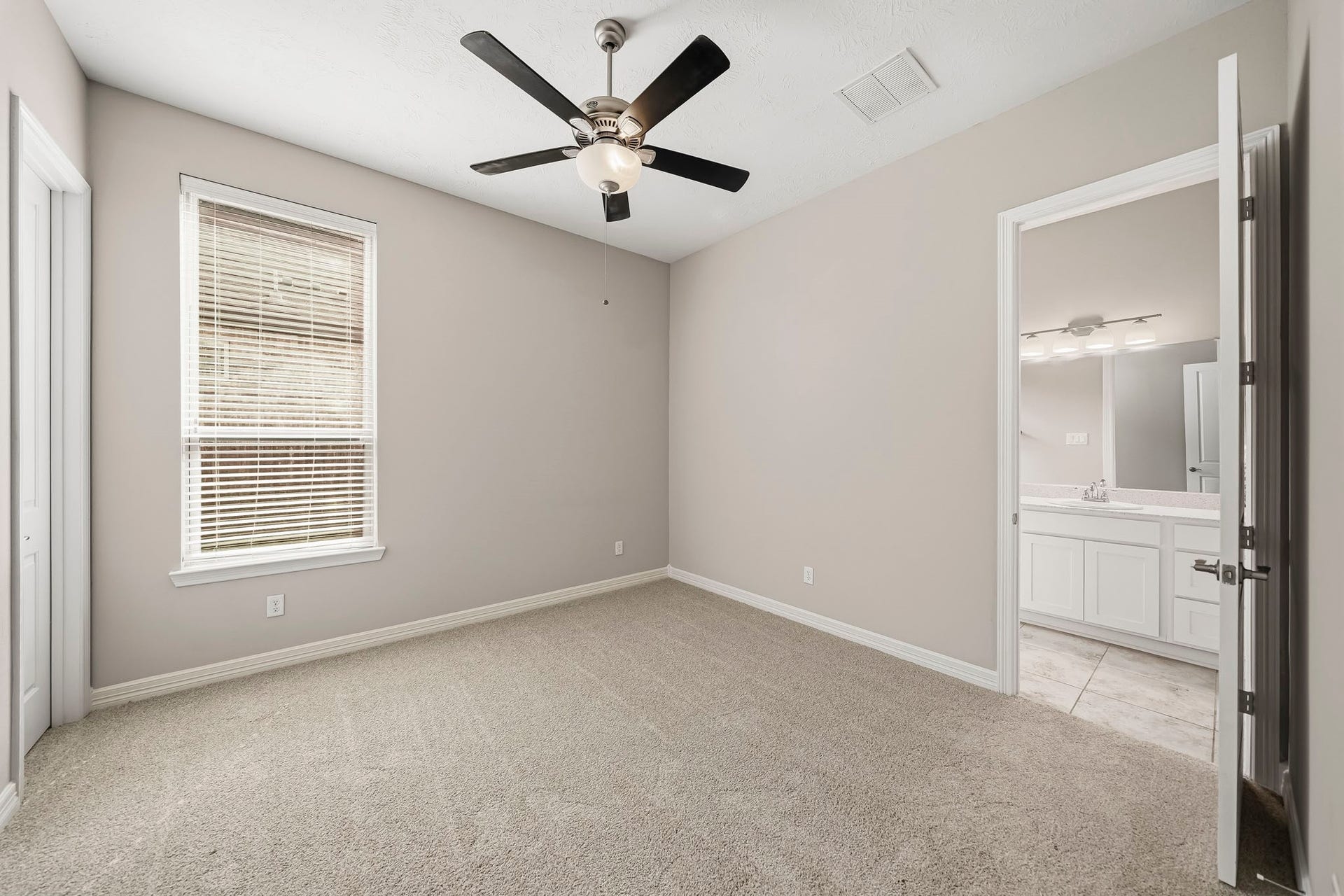 Guest room 1st floor with en-suite bath.