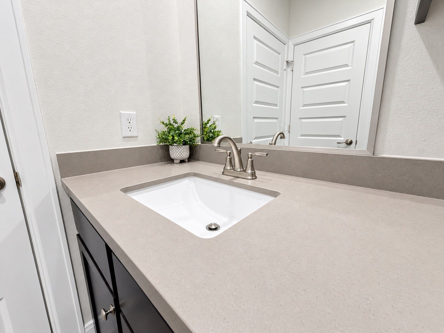 2716 Grand Fountains Drive, #H, Houston, TX 77054 2716 Grand Fountains Drive, #H, Houston, TX 77054
