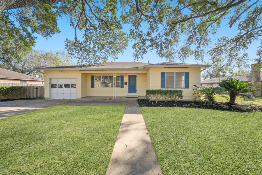 Property photo for 1811 Mulcahy Street, Rosenberg, TX