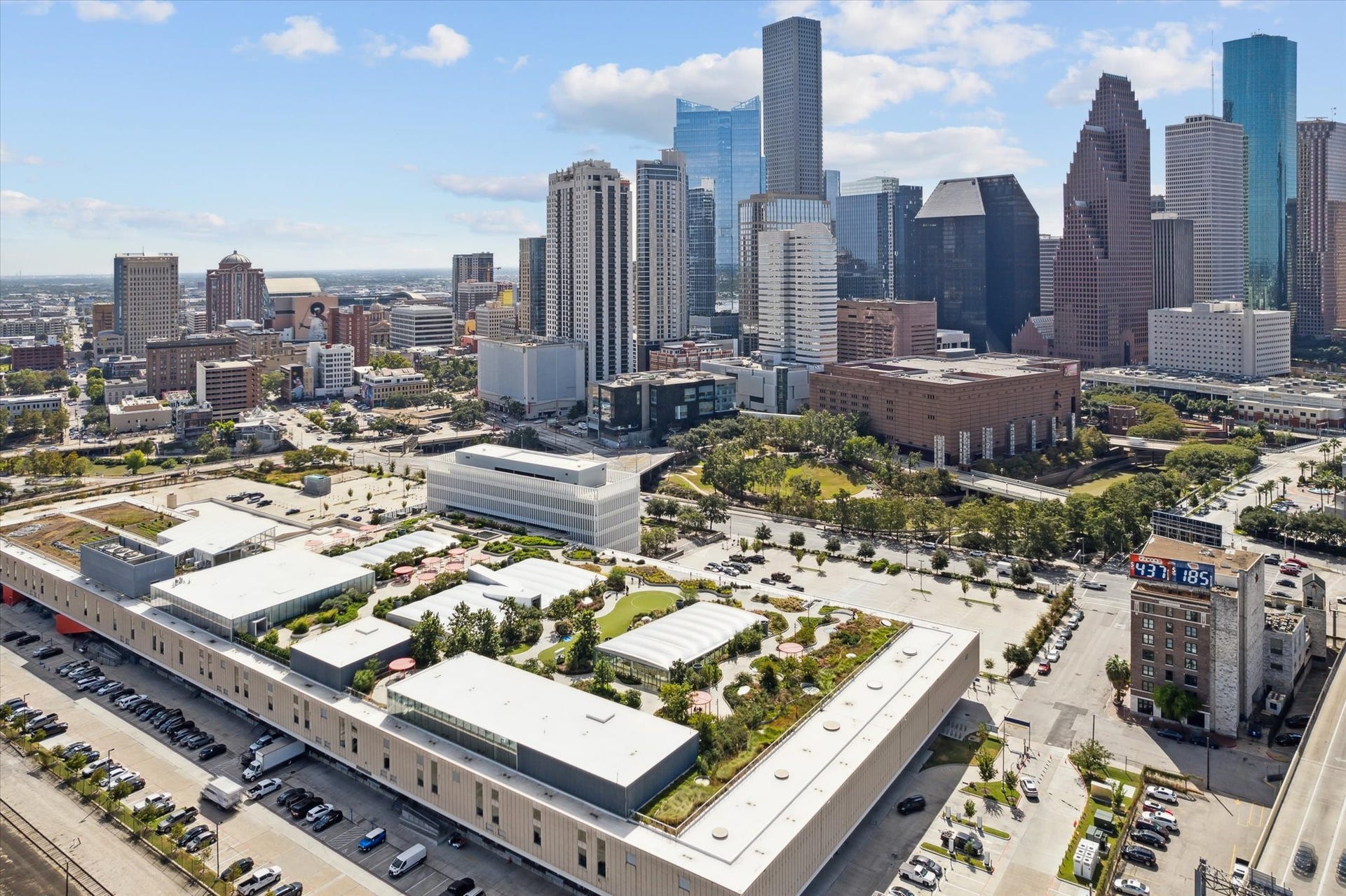 1804 Elysian Street, Houston, TX 77026 Experience vibrant city living with this stunning urban view showcasing the downtown skyline, surrounded by modern architecture and lush green spaces, perfect for those seeking a dynamic lifestyle.