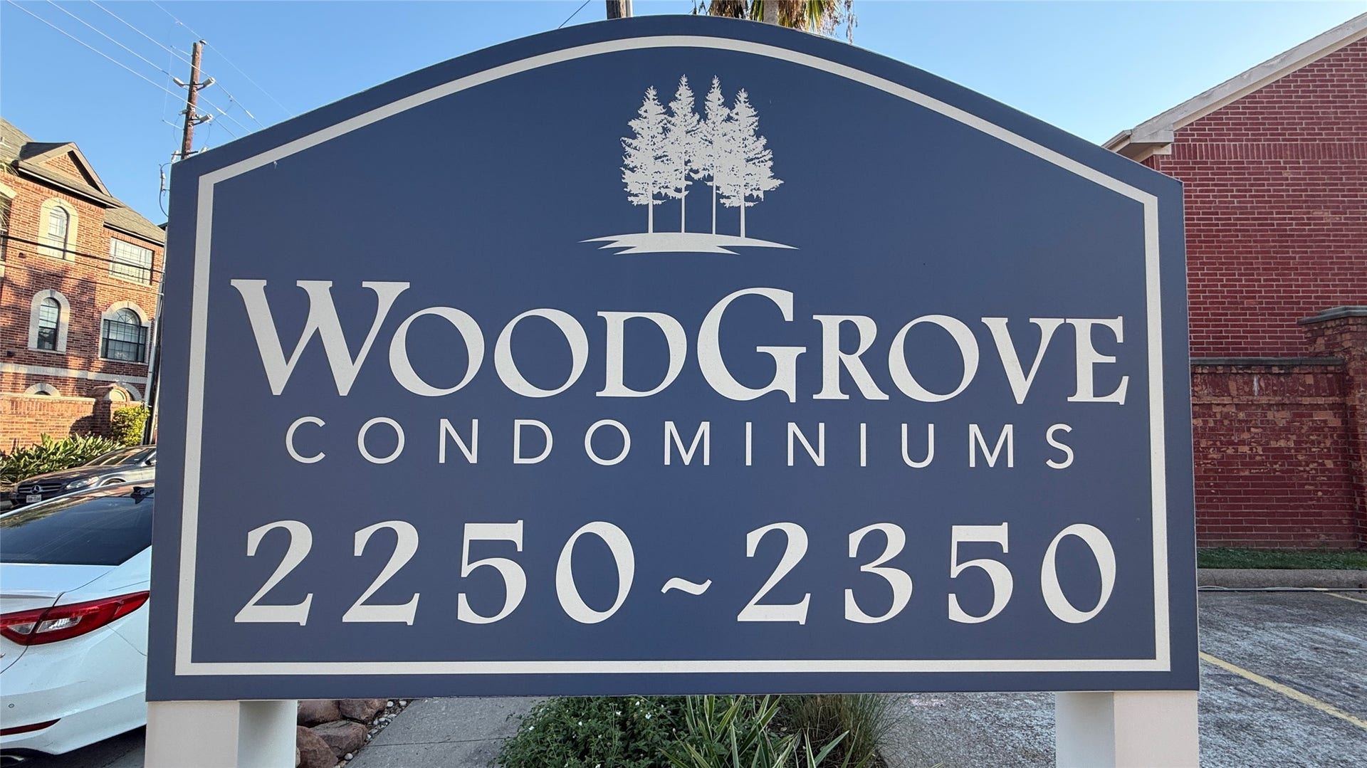 2250 Bering Drive, #40, Houston, TX 77057 Welcome to Woodgrove Condominiums, conveniently located at 22502350 Bering Drive in Houston's Galleria area.