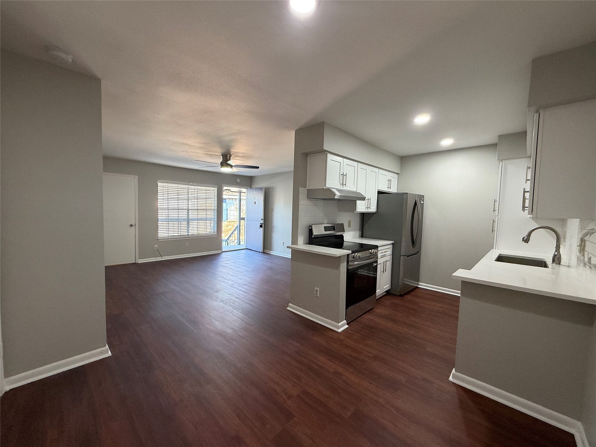 2250 Bering Drive, #40, Houston, TX 77057 Inviting dining area conveniently situated adjacent to the kitchen, offering a comfortable space for everyday meals and entertaining. The open layout creates a seamless connection between the dining, kitchen, and living areas.