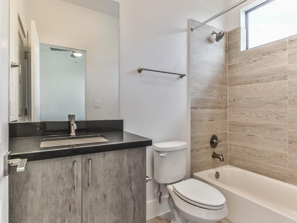 2401 Crawford Street, #A-213, Houston, TX 77004 Full ensuite bathroom in second bedroom