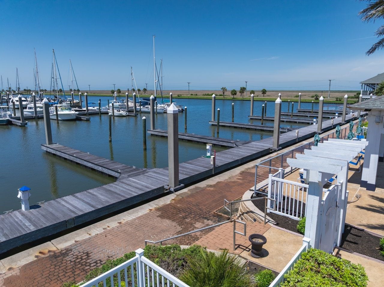 4 Loggerhead, Hitchcock, TX 77563 4 Loggerhead, Hitchcock, TX 77563