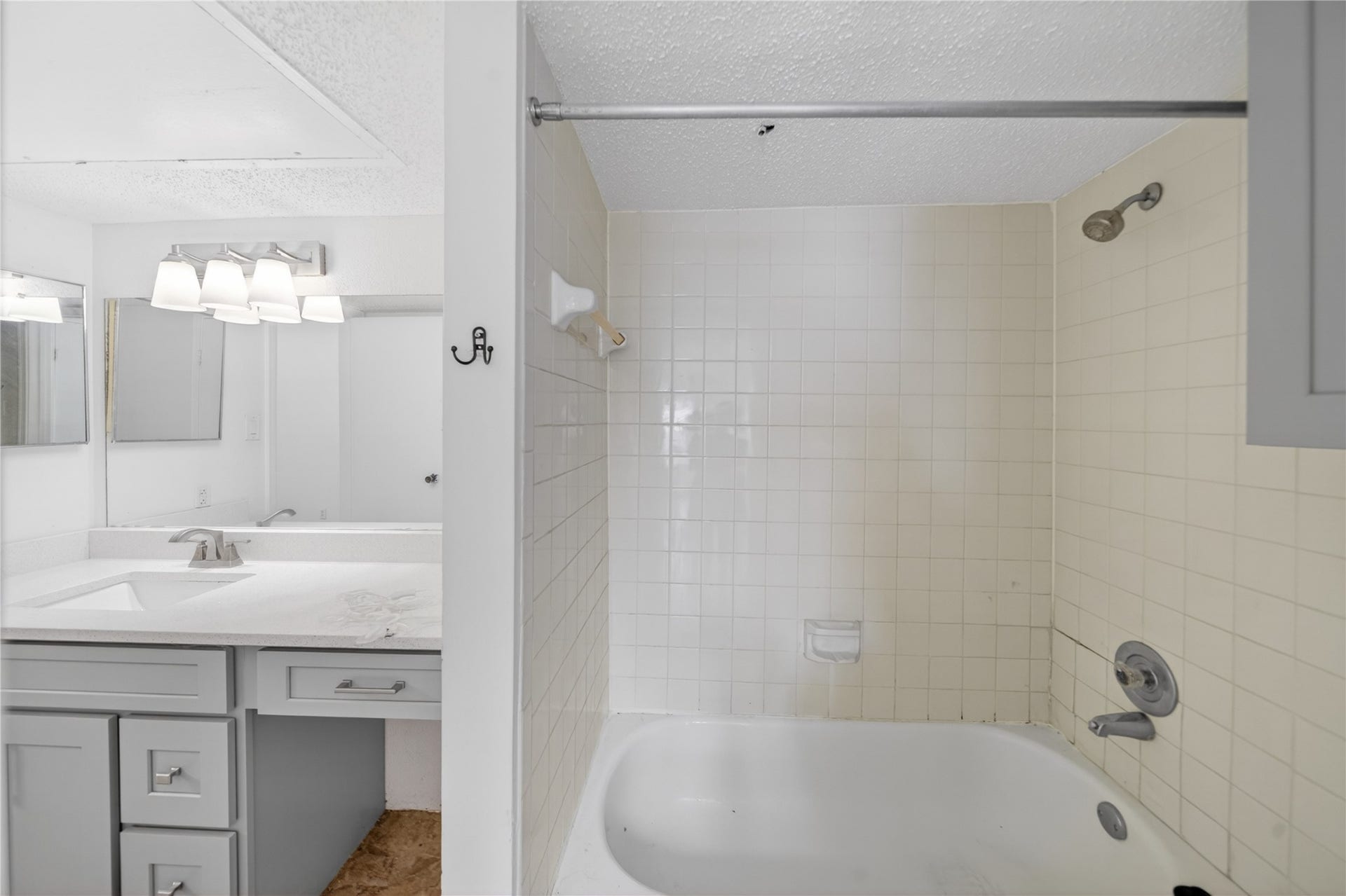 2750 Holly Hall Street, #1706, Houston, TX 77054