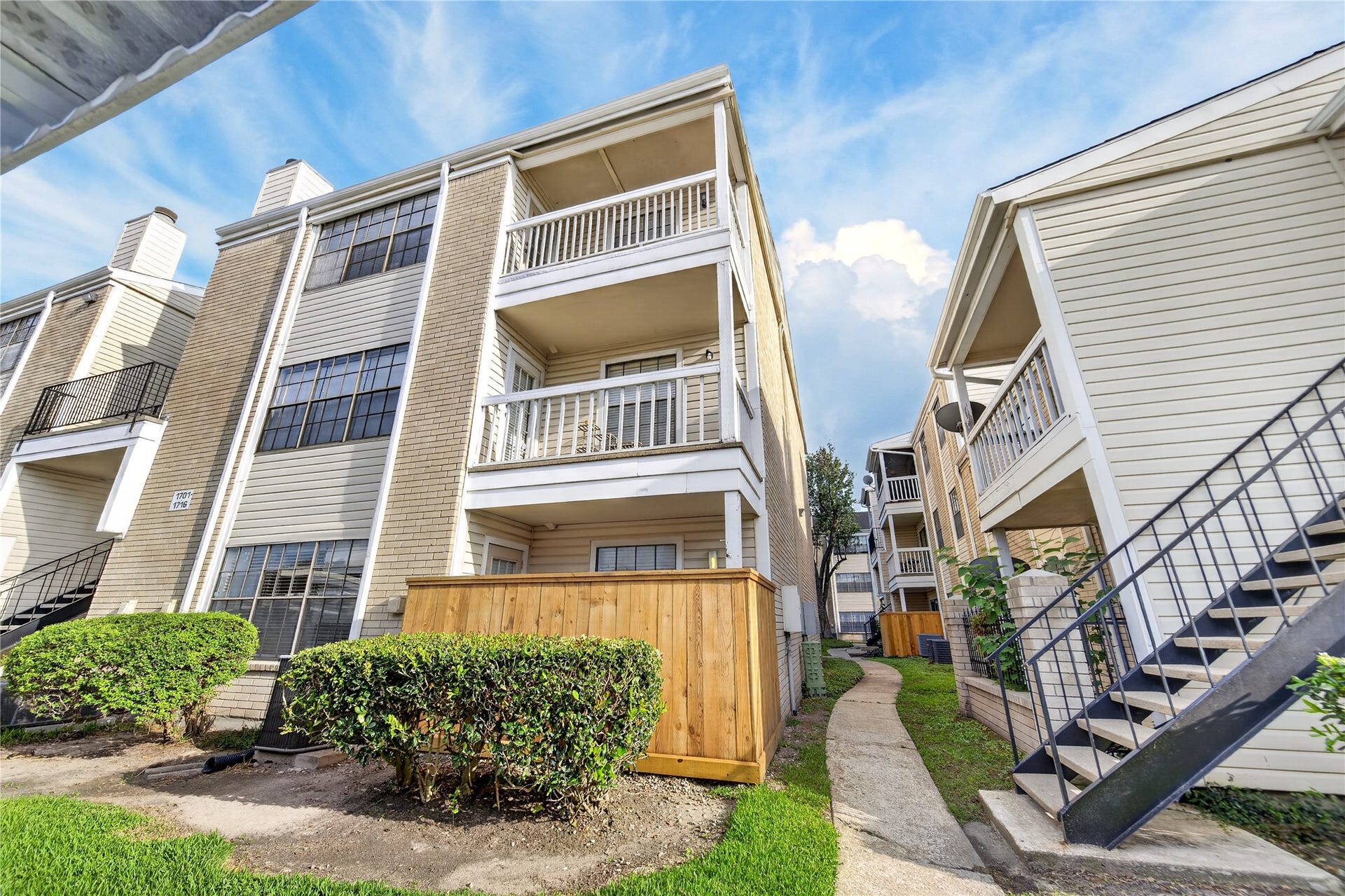 2750 Holly Hall Street, #1706, Houston, TX 77054