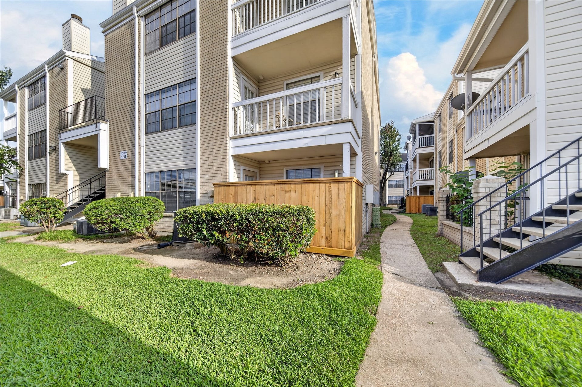 2750 Holly Hall Street, #1706, Houston, TX 77054