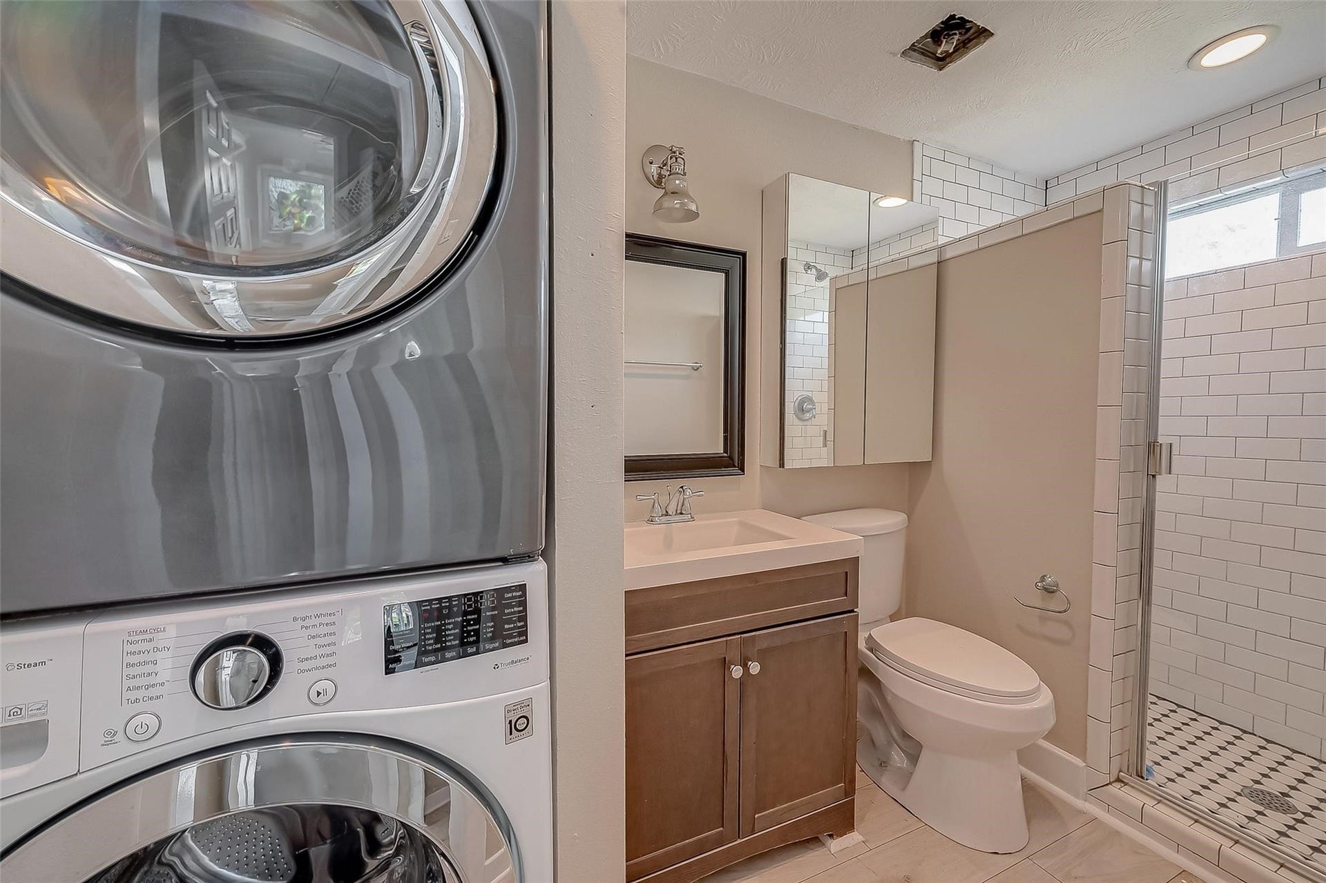 1110 E 24th Street, #B, Houston, TX 77009
