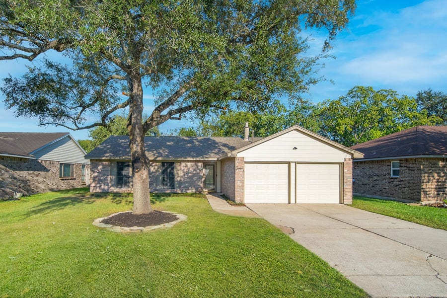 Property photo for 120 Meadow Bend Street, League City, TX
