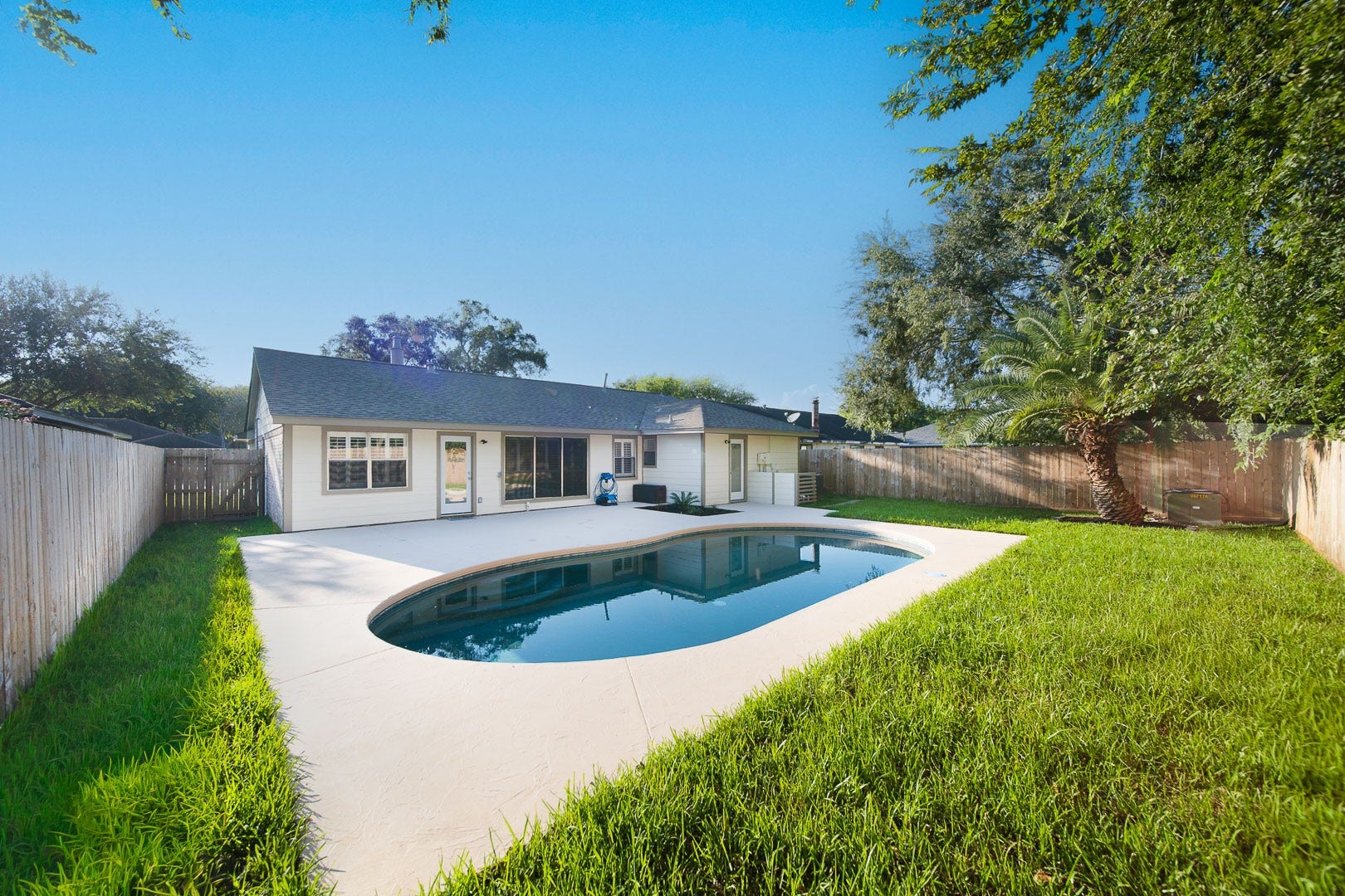 120 Meadow Bend Street, League City, TX 77573