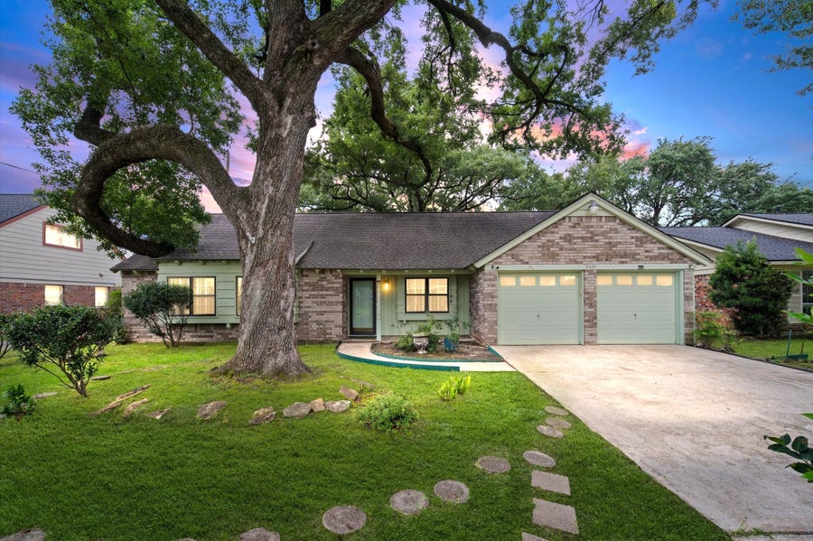 Property photo for 5619 Sheraton Oaks Drive, Houston, TX