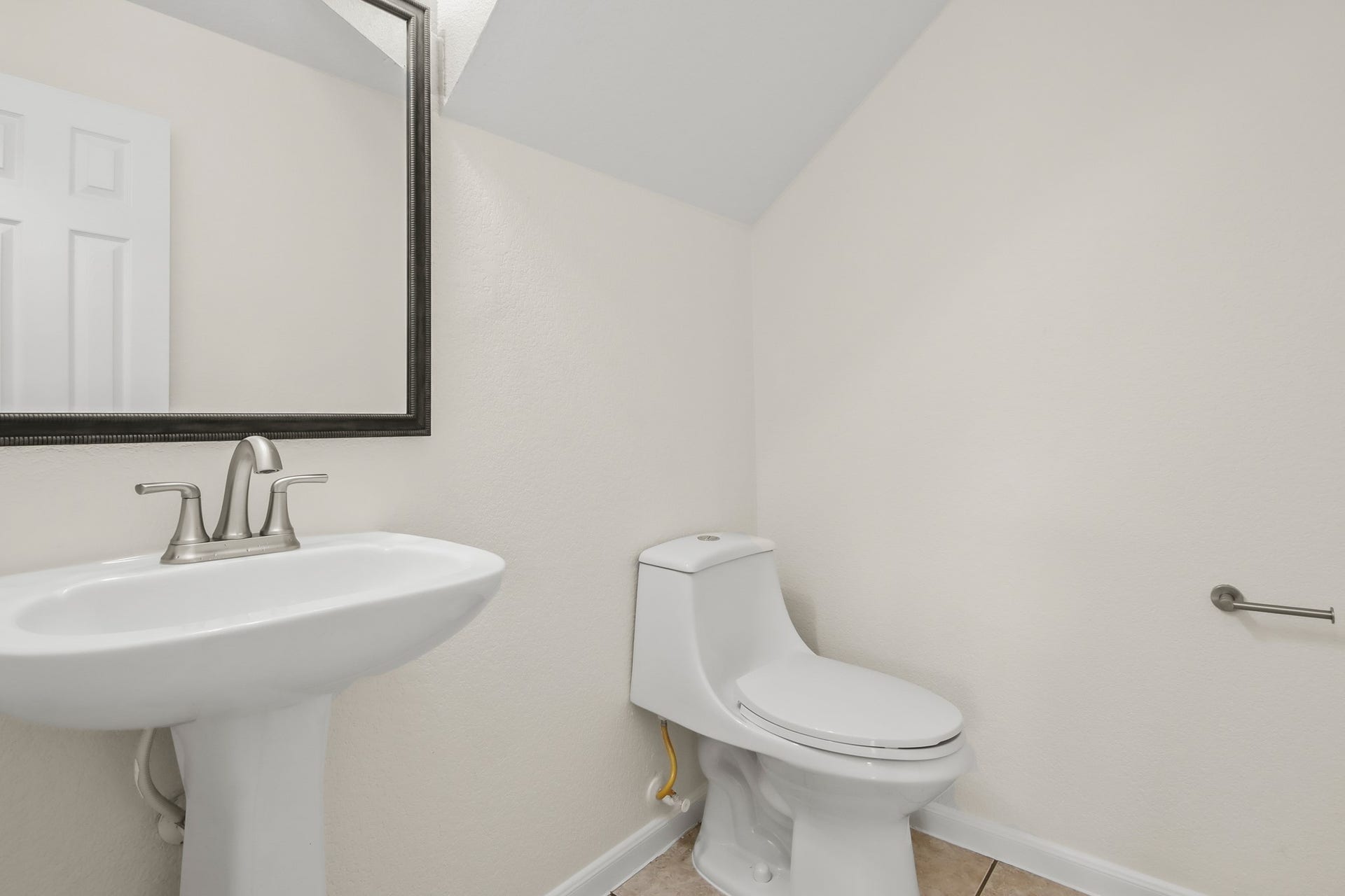 255 Silky Leaf Drive, Houston, TX 77073 Beautifully appointed half bathroom, featuring a decorative mirror.
