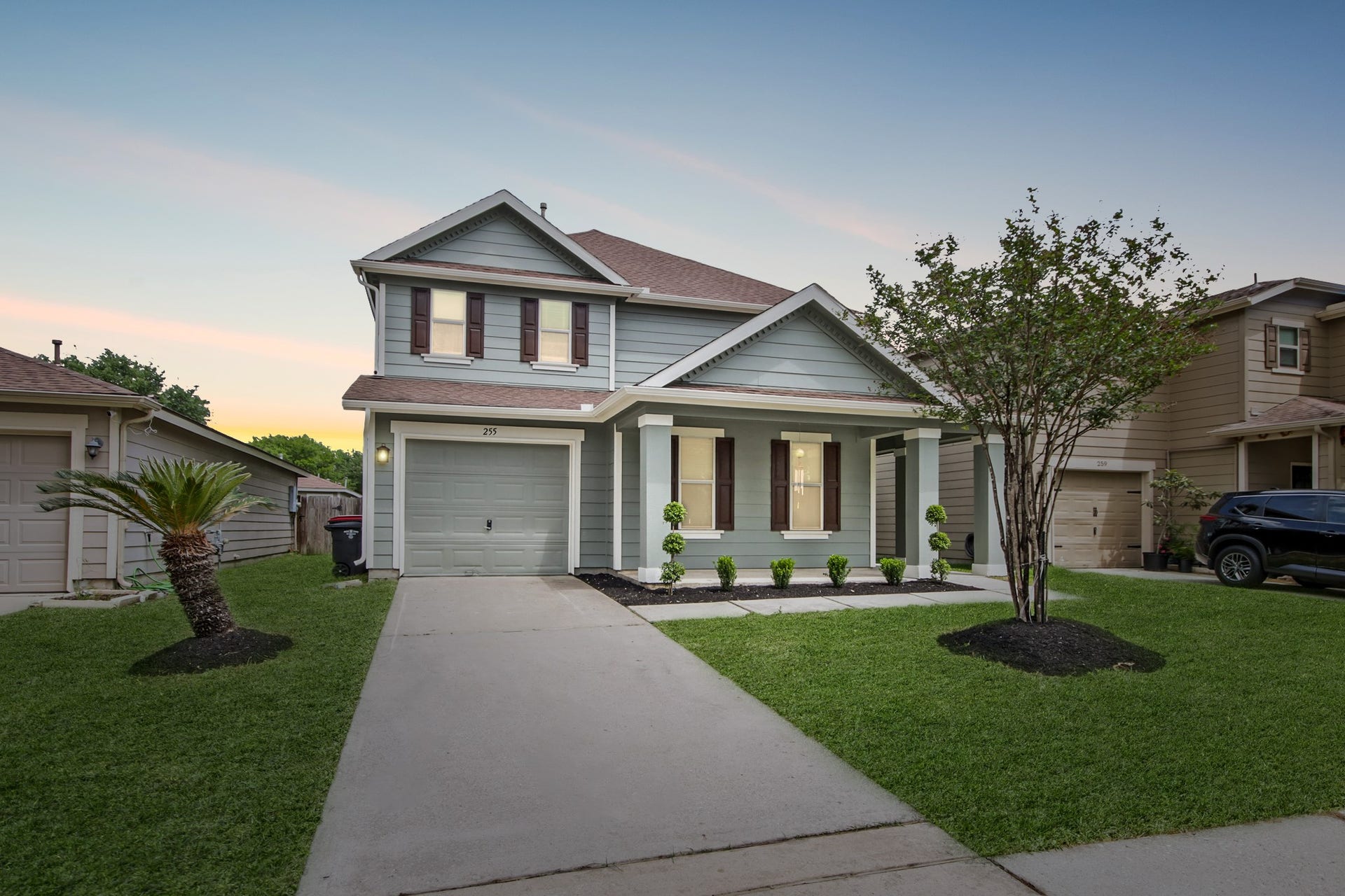 255 Silky Leaf Drive, Houston, TX 77073 Welcome home! This home offers 2,193 sqft of living space, boasts 4 bedrooms, 2.5 baths, and a flex room upstairs that has endless options.