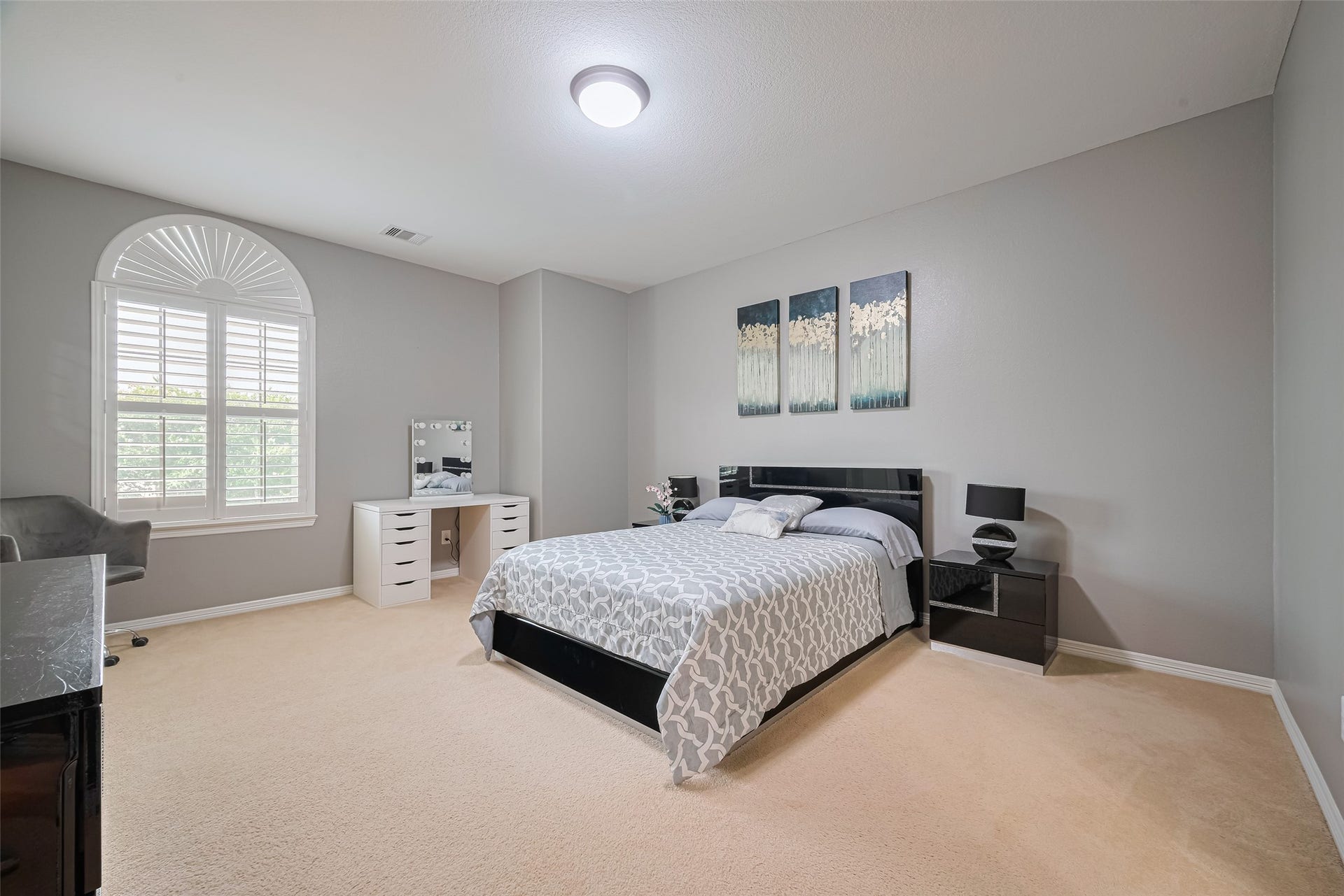 4722 Burclare Court, Sugar Land, TX 77479 Spacious third bedroom featuring neutral tones, plush carpeting, ample natural light, and room for a dedicated vanity or workspace.